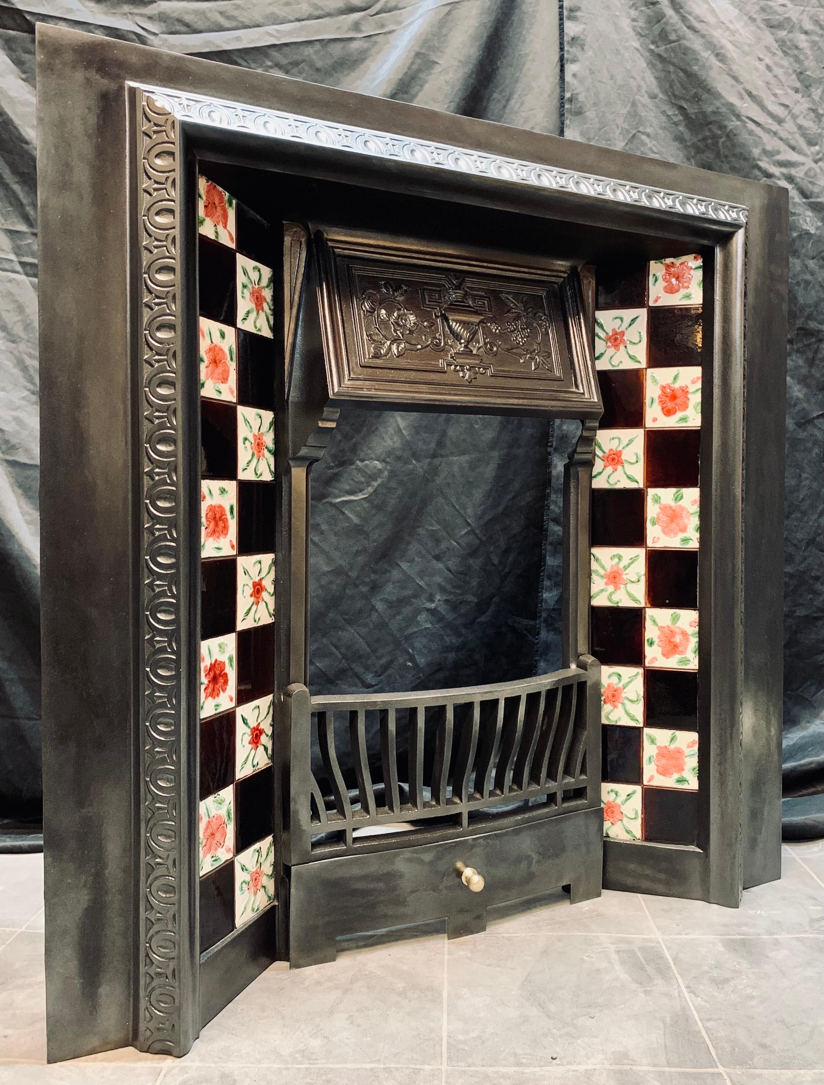 A 19th Century Scottish Victorian Tiled Cast Iron Fireplace Insert.  For Sale 8