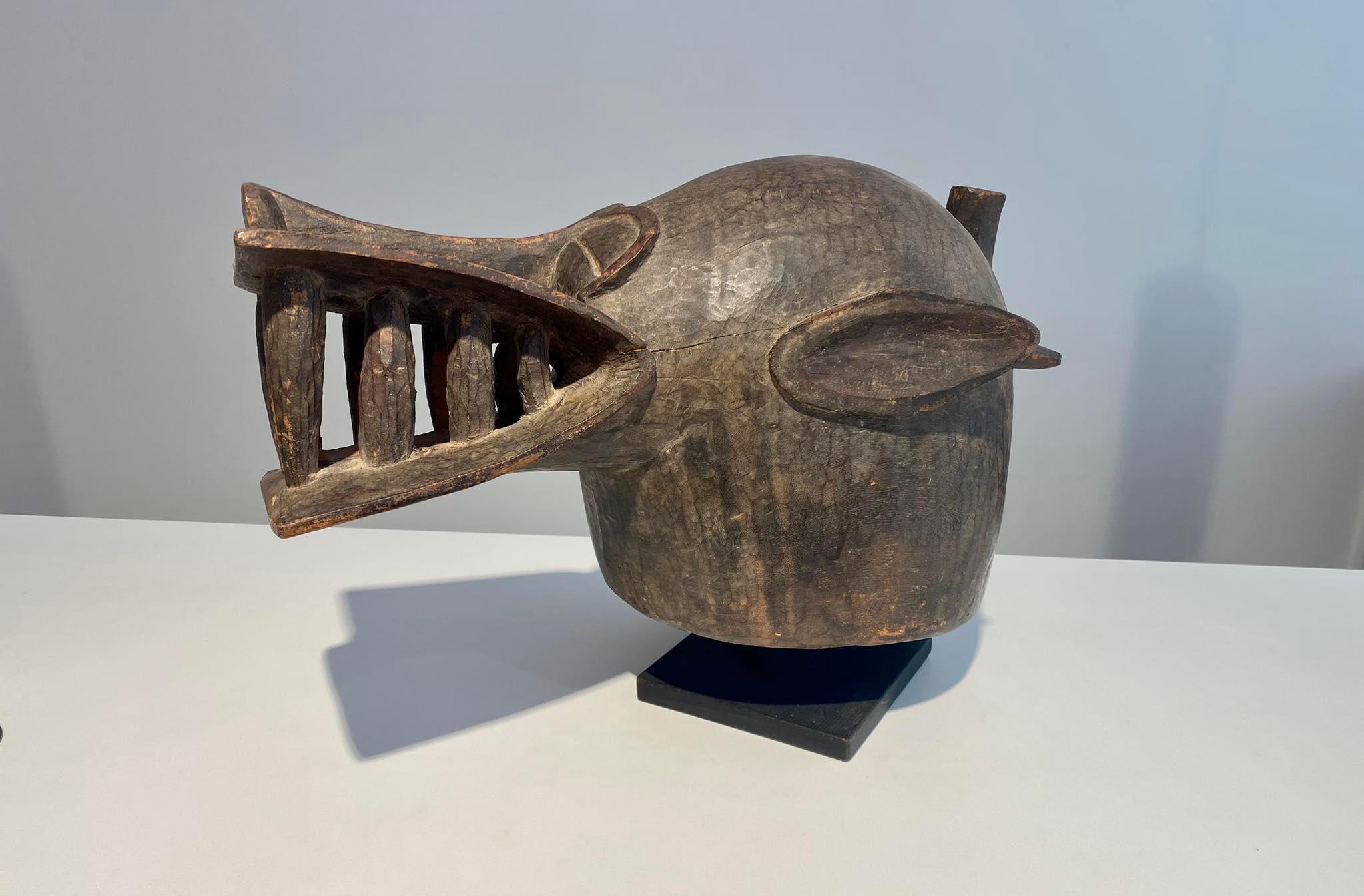 Máscara de casco senufo del tipo kponyugu / Principios del siglo XX

Tribu : Senufo / Senoufo

País : Costa de Marfil / Côte d'Ivoire

Tipo de máscara : wanyugu / kponyugu / wabele

Longitud máscara : 50 cm y 26 cm de altura

Una magnífica máscara