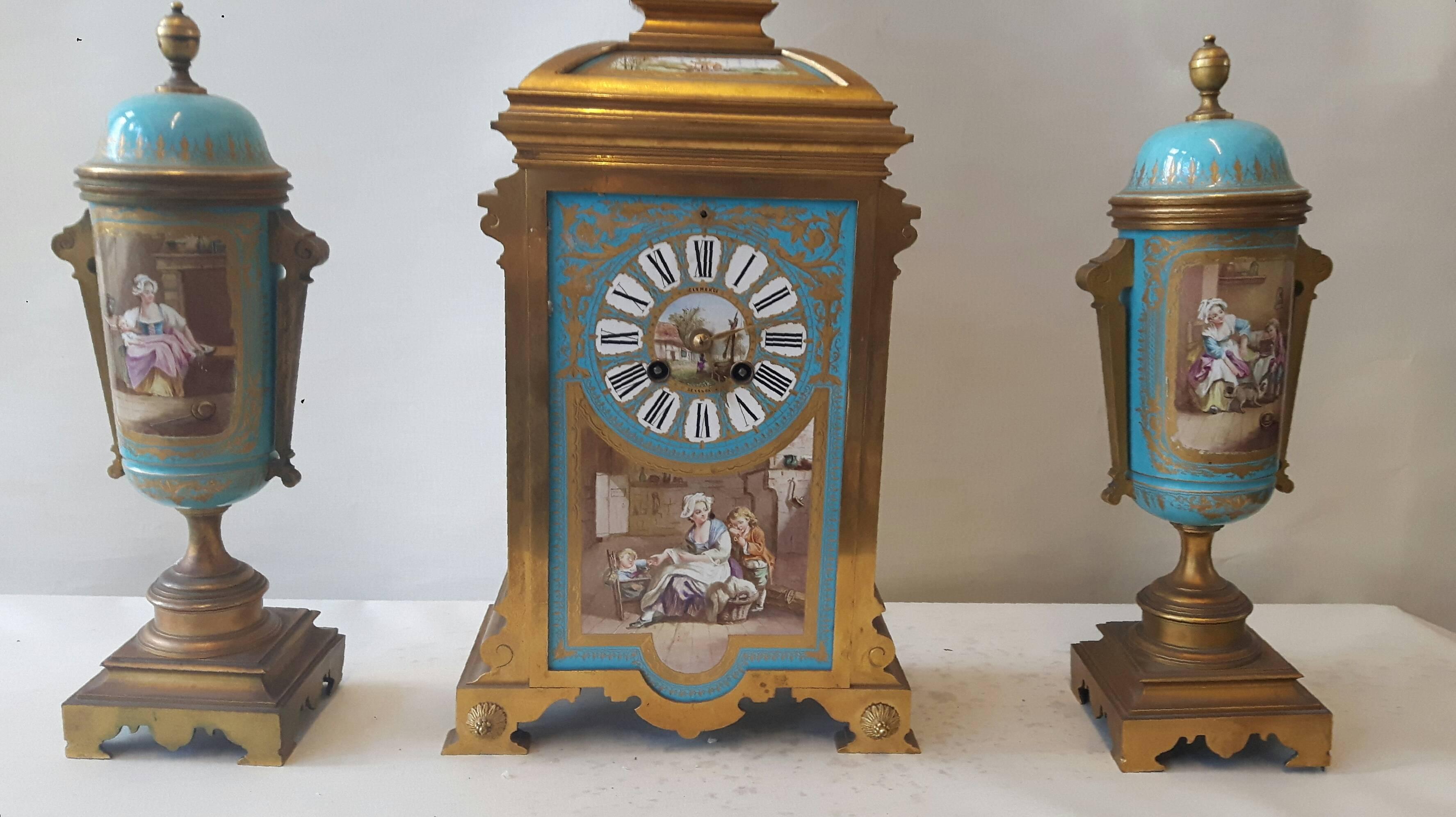 Eine schöne türkisfarbene Uhrengarnitur im Sèvres-Stil, handbemalt auf Sèvres-Porzellanrohlingen aus dem 18. Jahrhundert, aber dekoriert im 19. Jahrhundert, wahrscheinlich in der Werkstatt von Émile Lévy in Paris. 
Die Kartuschen sind nach Gemälden