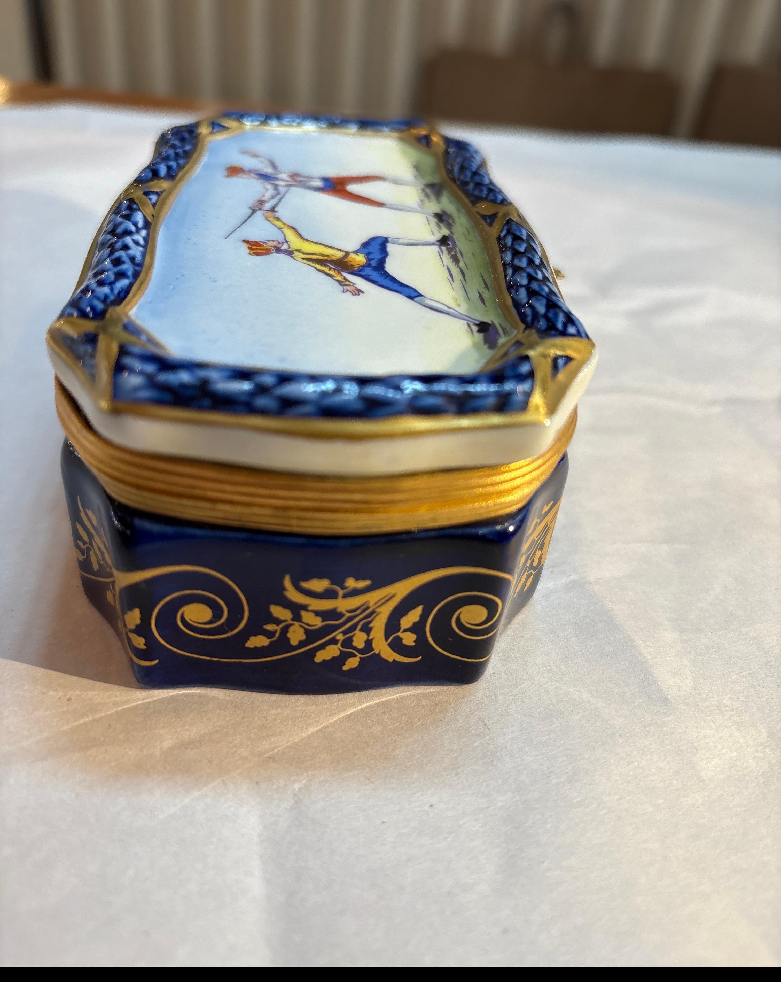 Handbemalter Sèvres-Kasten des 19. Jahrhunderts mit Scharnieren im Zustand „Hervorragend“ im Angebot in Lambertville, NJ