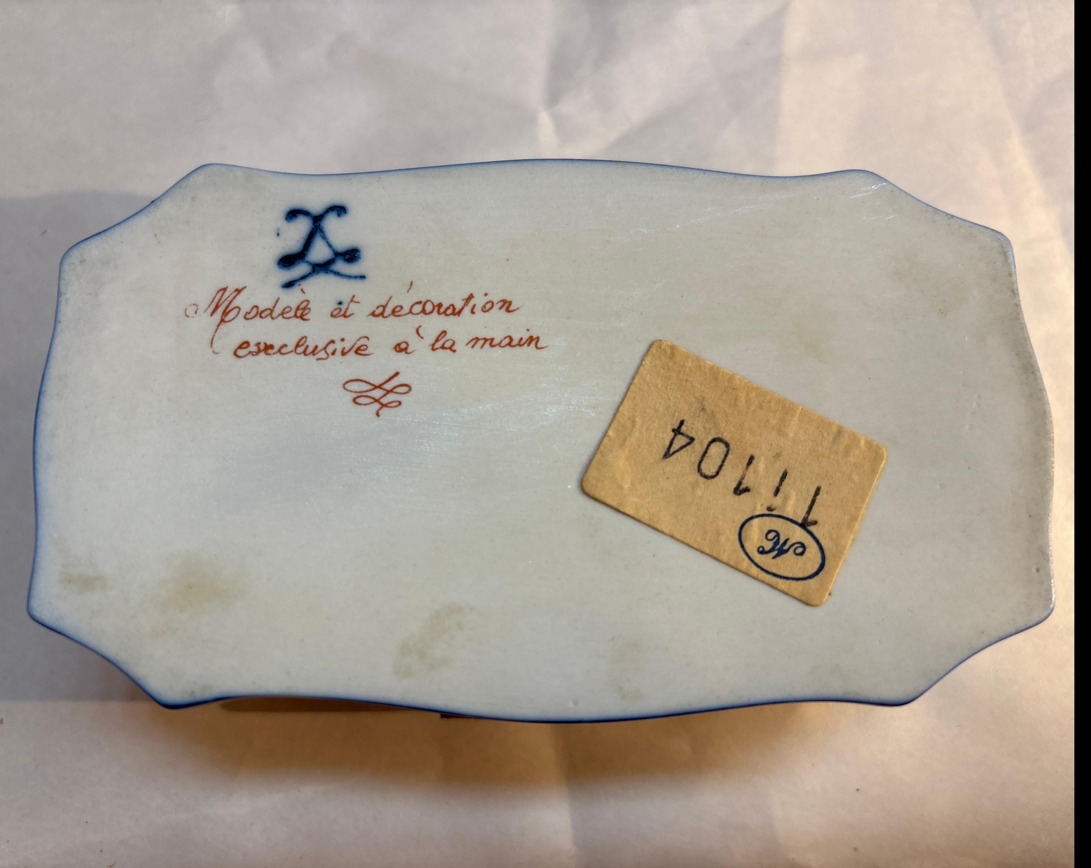 Handbemalter Sèvres-Kasten des 19. Jahrhunderts mit Scharnieren (Porzellan) im Angebot