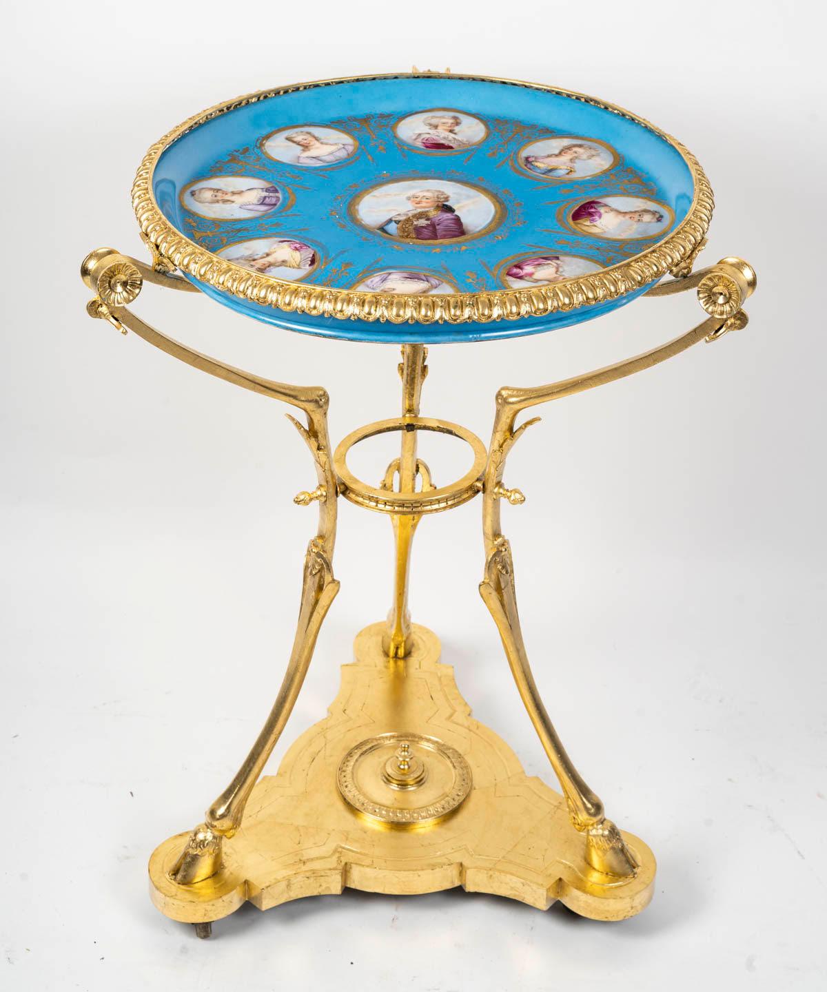Guéridon en porcelaine de Sèvres et bronze doré du XIXe siècle, d'époque Napoléon III.

Guéridon en porcelaine de Sèvres et bronze doré d'époque Napoléon III, du XIXe siècle.
H : 78cm, D : 57cm