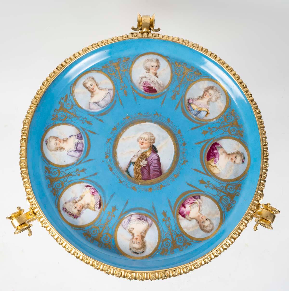Français Guéridon en porcelaine de Sèvres et bronze doré du XIXe siècle, Napoléon III. en vente
