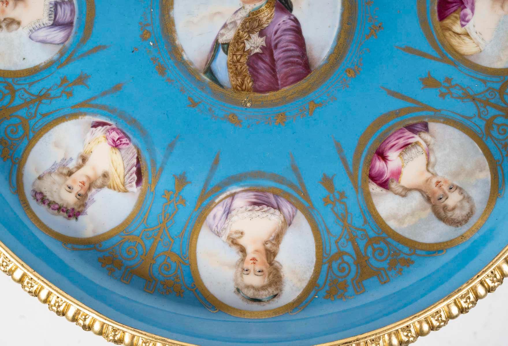 Guéridon en porcelaine de Sèvres et bronze doré du XIXe siècle, Napoléon III. Bon état - En vente à Saint-Ouen, FR