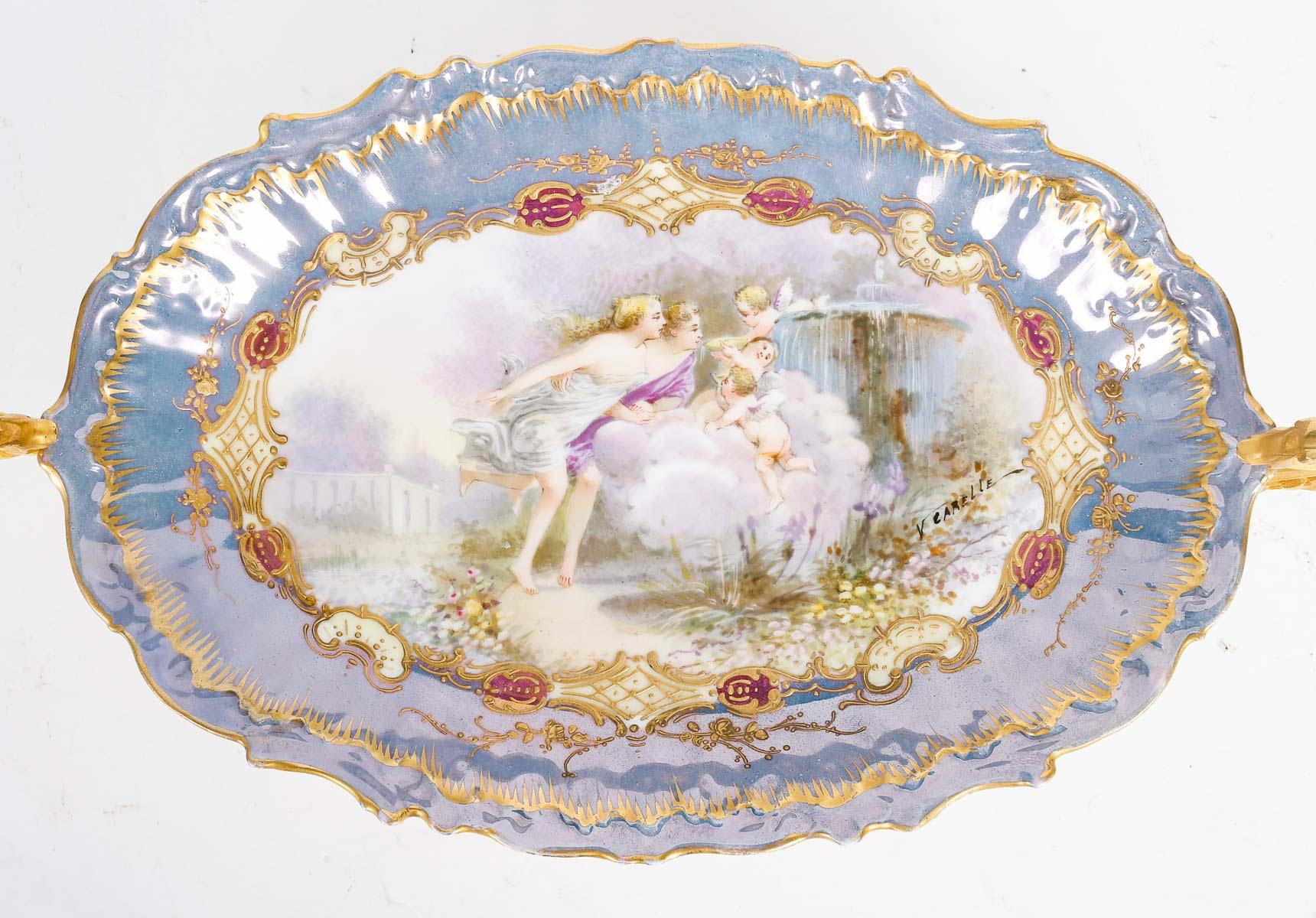 Coupe en porcelaine de Sèvres du XIXe siècle, d'époque Napoléon III.

Coupe en porcelaine de Sèvres, monture en bronze doré, XIXe siècle, période Napoléon III.
h : 11cm, l : 38cm, p : 18cm