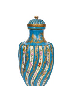 Vase et couvercle en porcelaine de style Sèvres du 19e siècle avec monture en métal doré