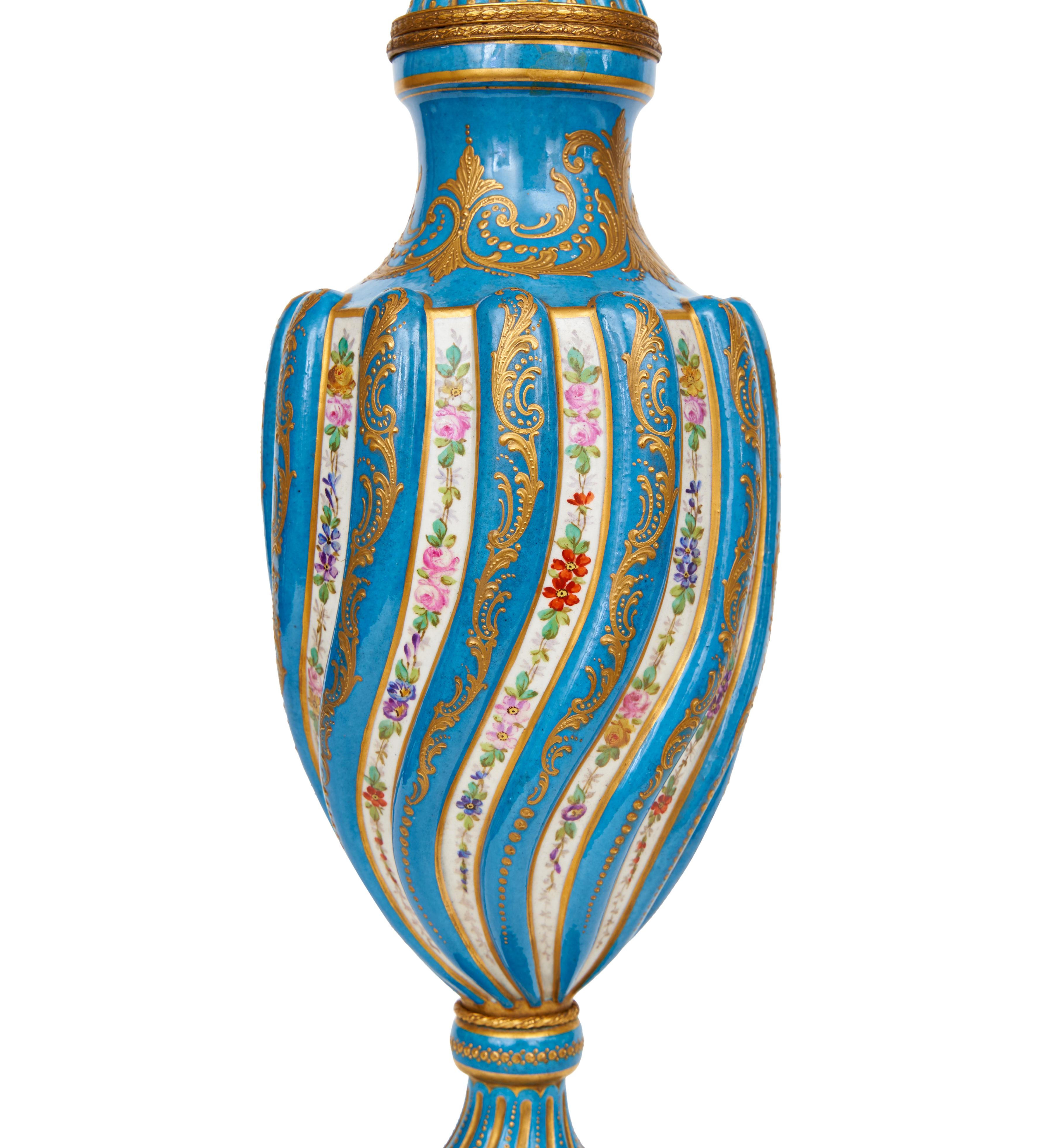 Vaso e coperchio in porcellana di Sèvres del XIX secolo con montatura in metallo dorato In condizioni buone in vendita a London, GB