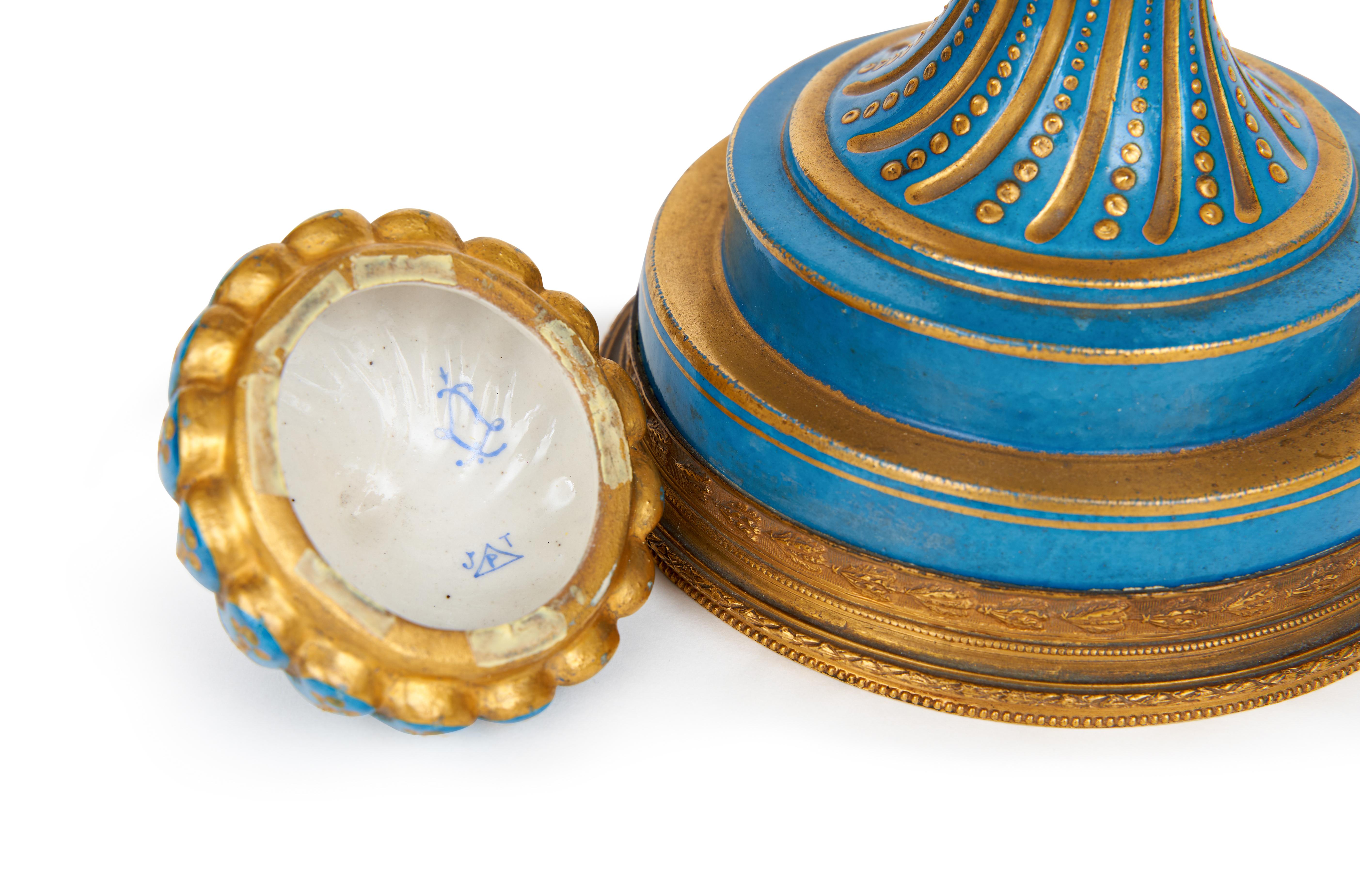 Vaso e coperchio in porcellana di Sèvres del XIX secolo con montatura in metallo dorato in vendita 1