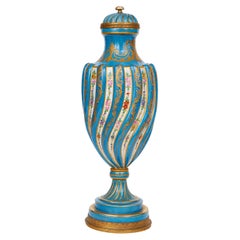 Vase et couvercle en porcelaine de style Sèvres du 19e siècle avec monture en métal doré 