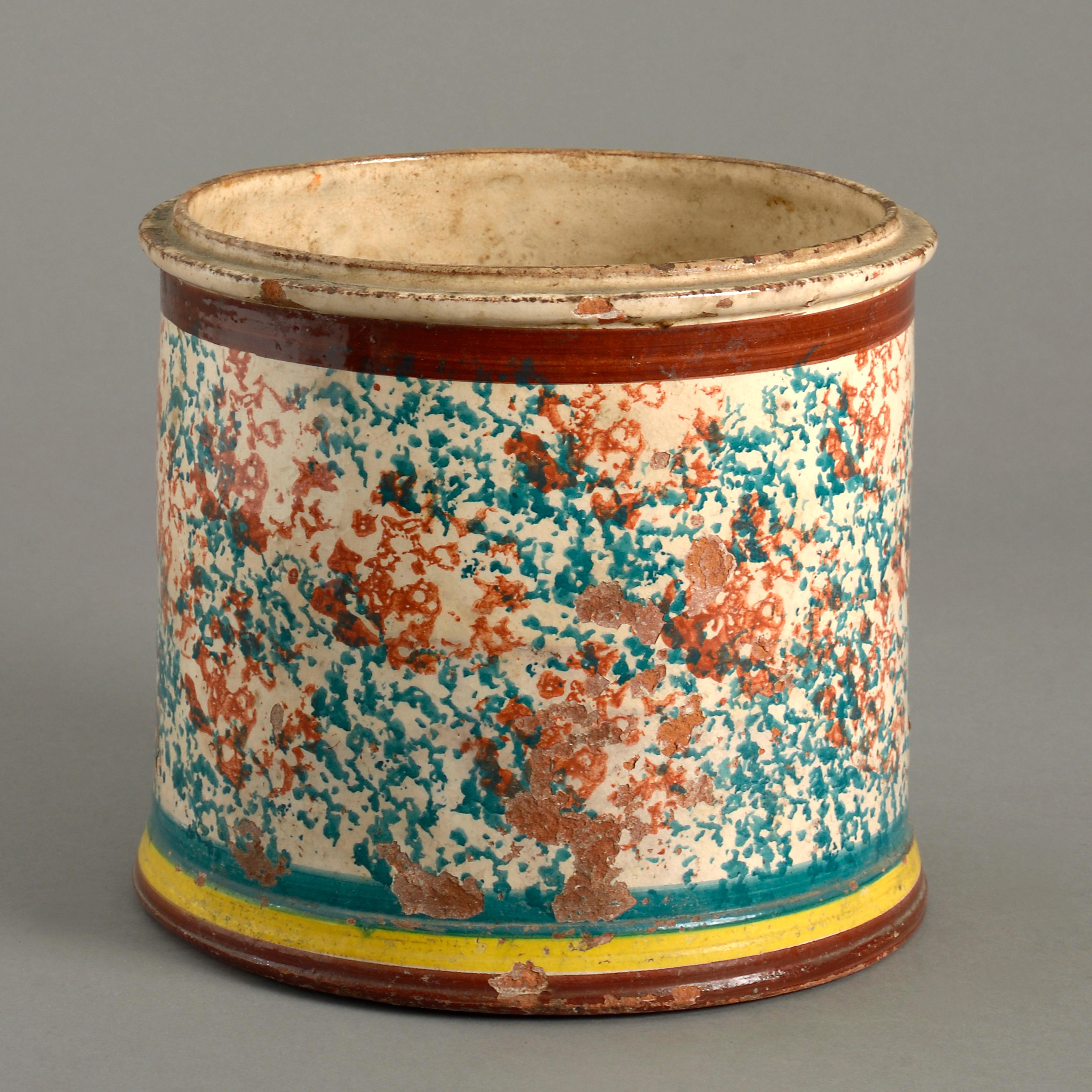 Ein Pflanzgefäß oder Mörser aus sizilianischer Keramik aus dem späten 19. Jahrhundert in guter Größe und durchgehend mit polychromen Glasuren verziert.