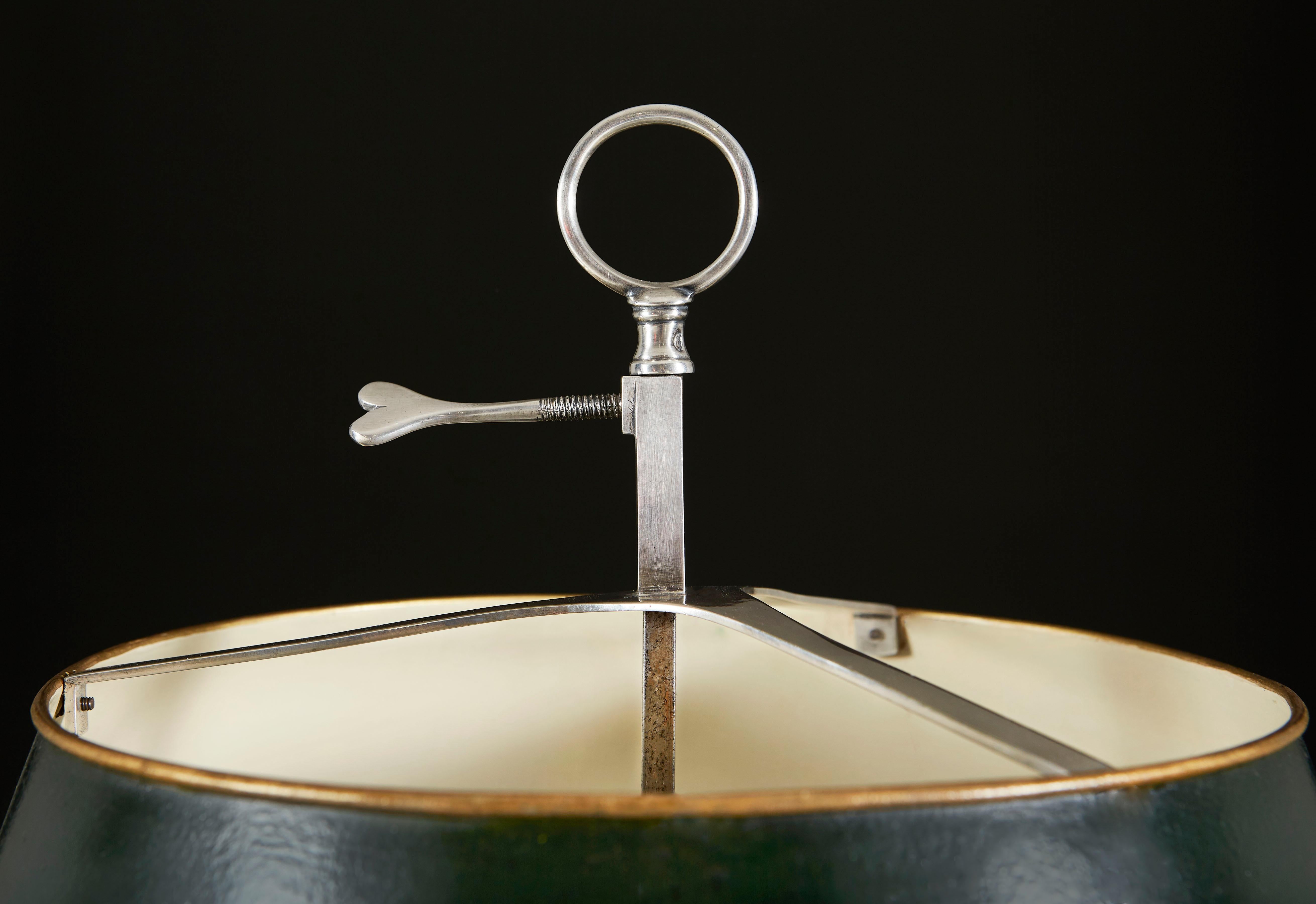 Francese Lampada Bouillotte in argento del XIX secolo con paralume in tiglio verde in vendita