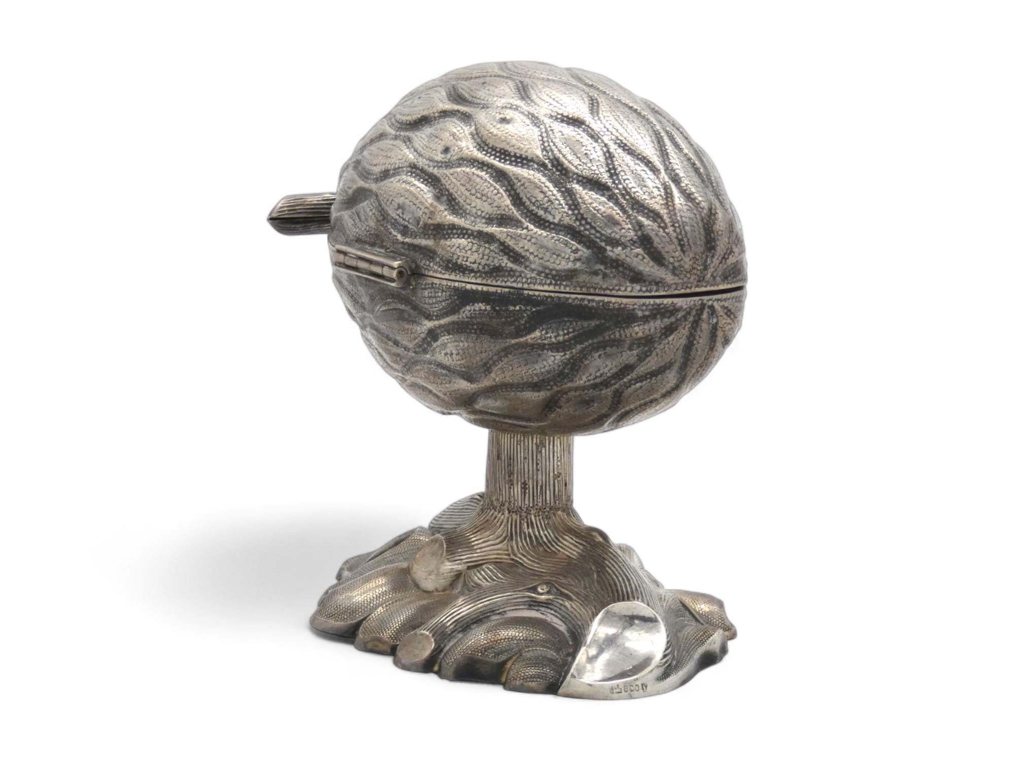 Questo contenitore d'argento Artistics Etrog, che poggia su un piedistallo, è stato realizzato in Germania nel XIX secolo.

Il corpo principale superiore del contenitore Etrog ha la forma di un Etrog realistico con creste ondulate, piccoli motivi