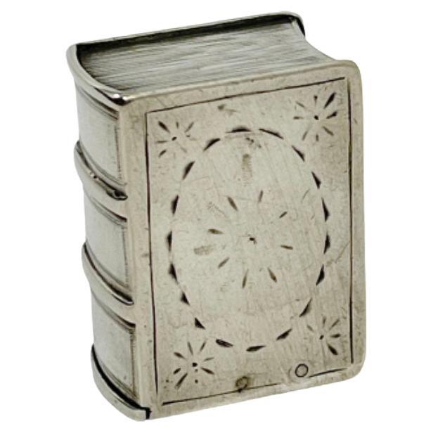 Silberne Schnupftabakdose oder Schnupftabakdose in Form eines Buches aus dem 19. Jahrhundert