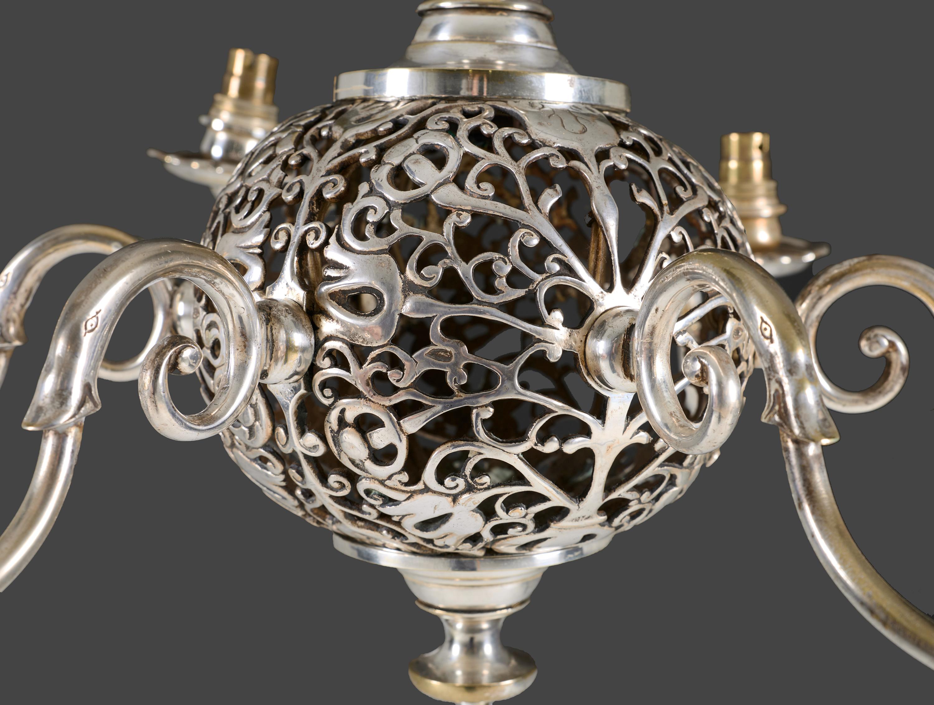 Inglese Un lampadario Arts and Crafts placcato in argento del XIX secolo in vendita