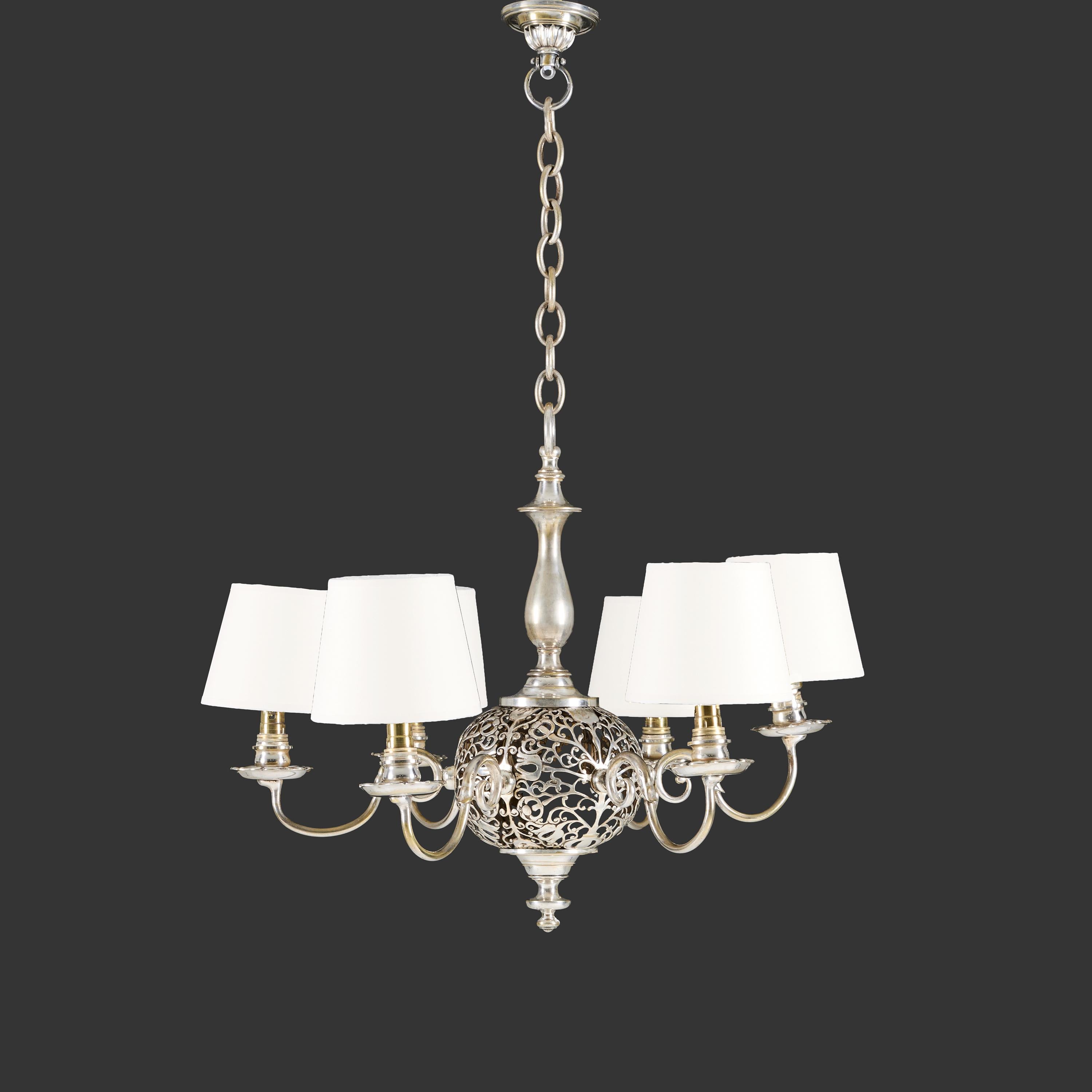 Placcato argento Un lampadario Arts and Crafts placcato in argento del XIX secolo in vendita