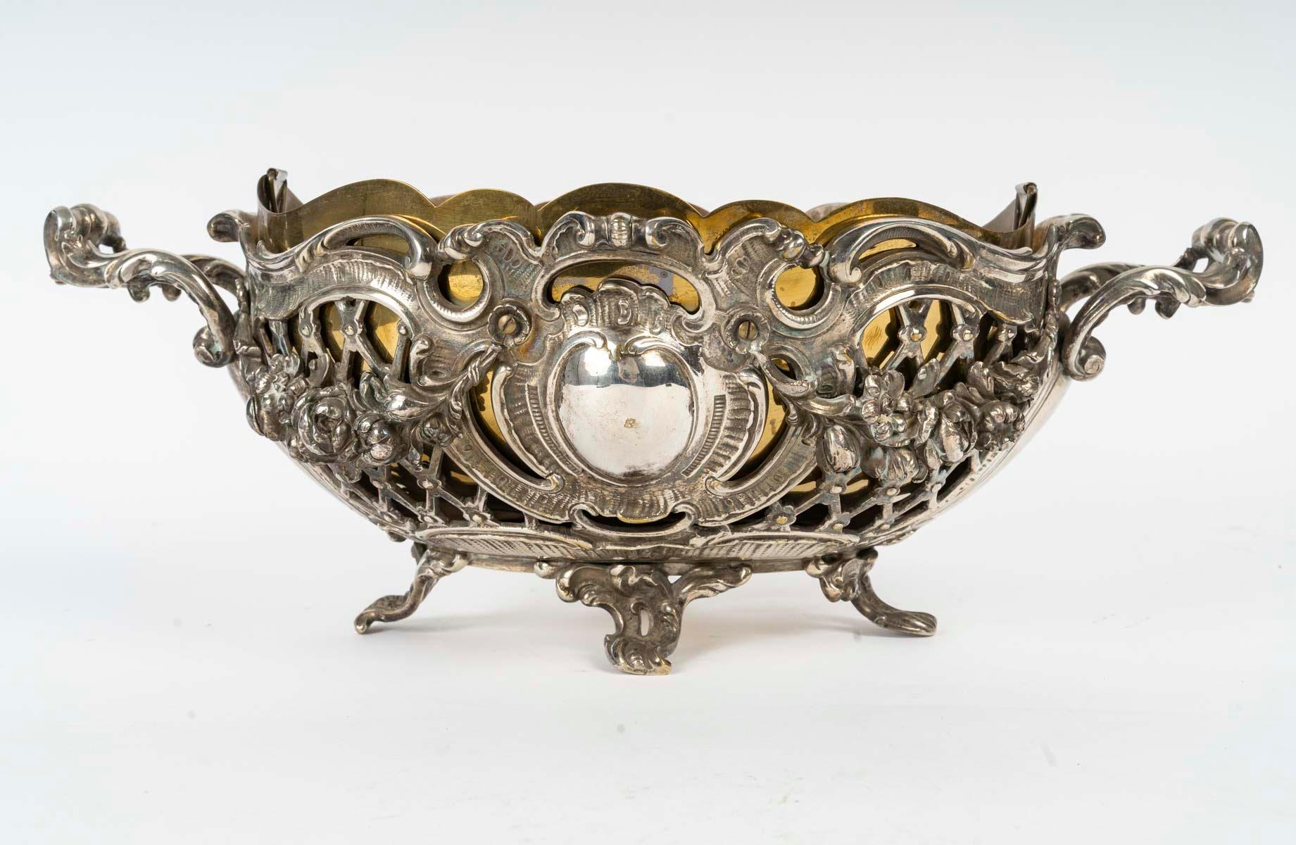 Jardinière en bronze argenté du XIXe siècle, d'époque Napoléon III.

Jardinière et bol en bronze argenté d'époque Napoléon III du XIXe siècle, avec intérieur en laiton.
H : 15cm, L : 40cm, P : 22cm