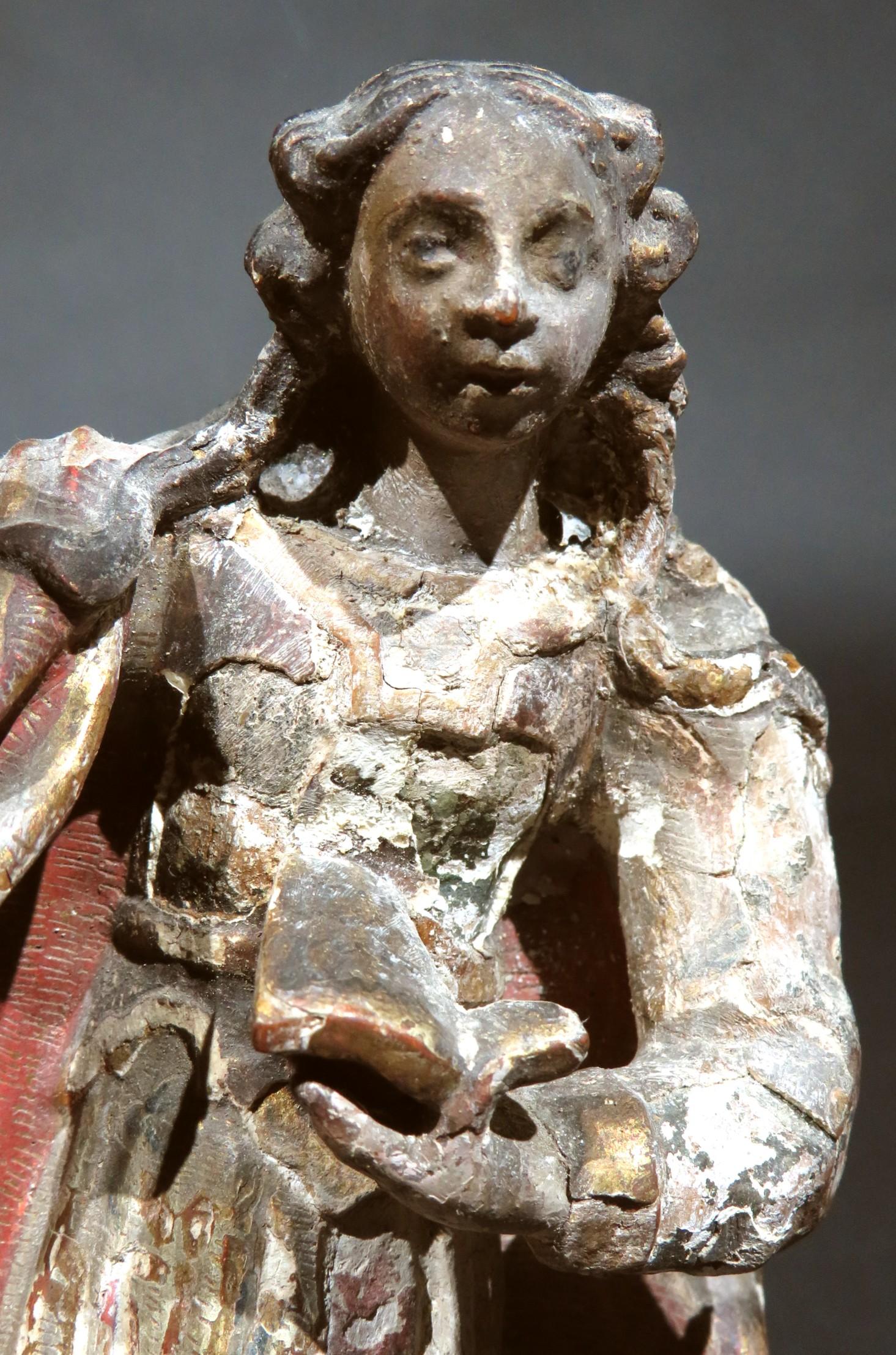 Sculpté à la main Santos colonial espagnol du 19ème siècle représentant la Vierge de l'Apocalypse en vente