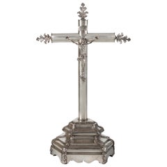 Crucifix d'autel espagnol du 19ème siècle en métal argenté