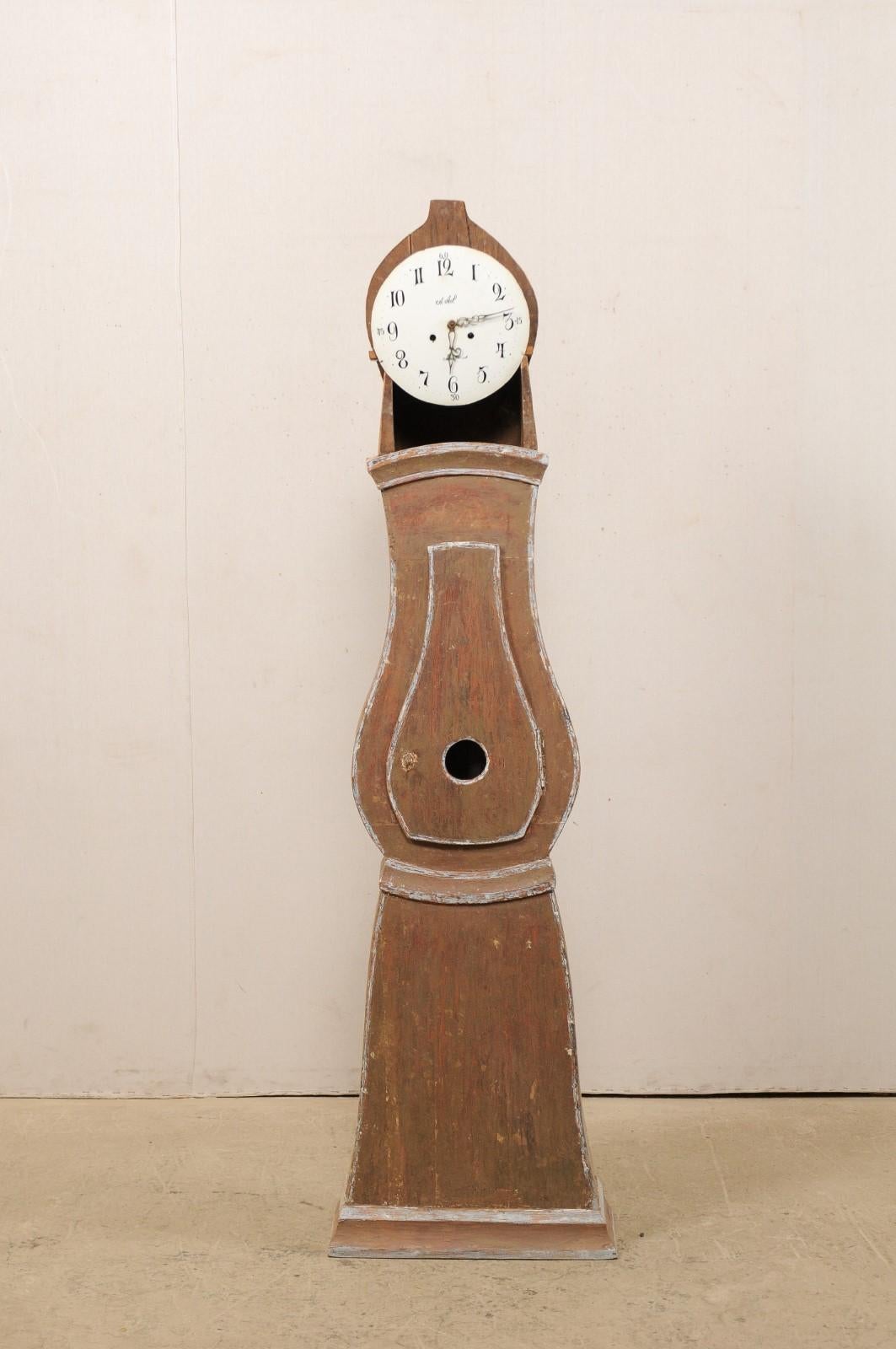 19th Century Swedish Mora Clock with Scalloped Crown and Teardrop Belly For Sale 1