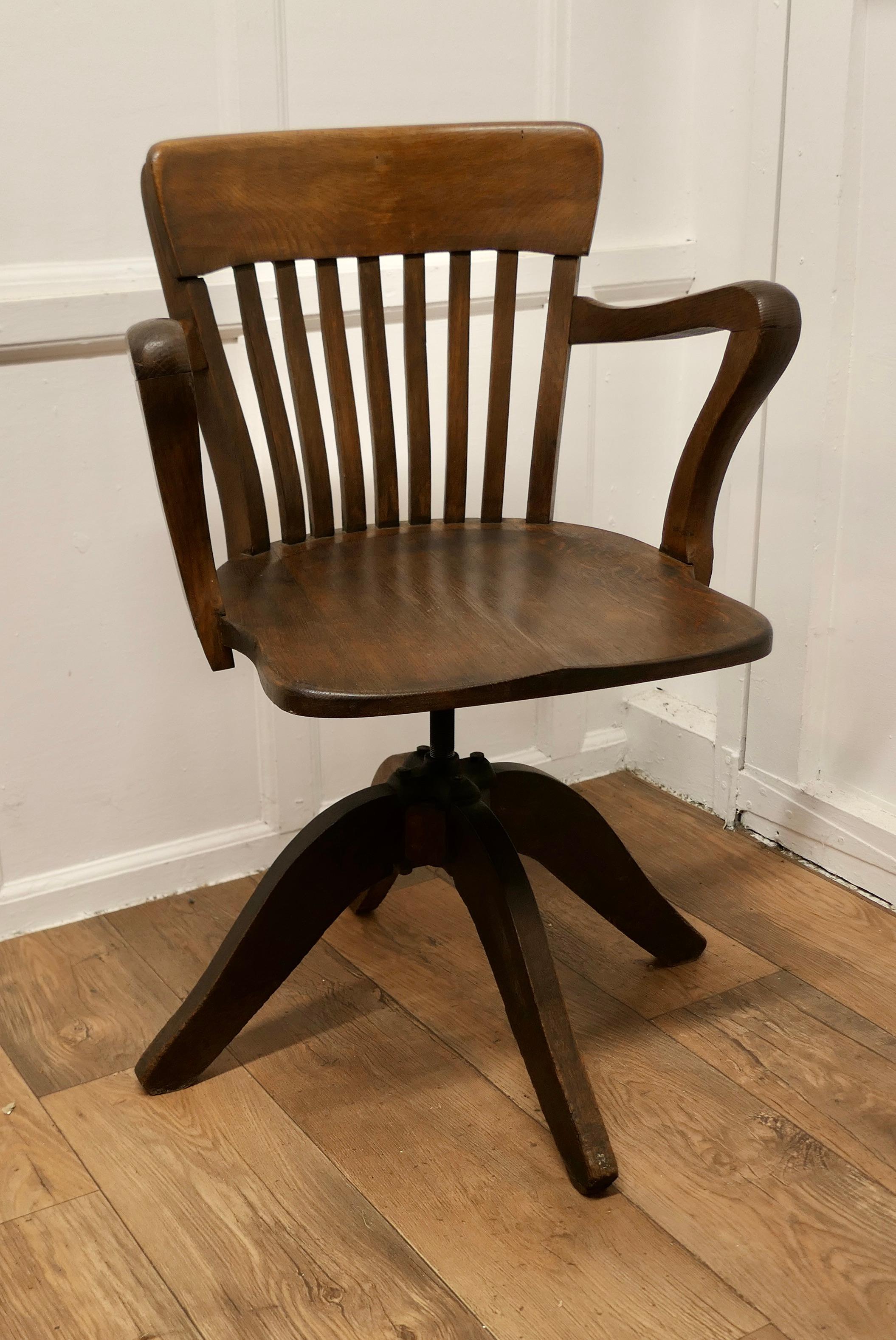 A 19th Century Swivelling Oak Office Chair or Desk Chair      In Good Condition For Sale In Chillerton, Isle of Wight