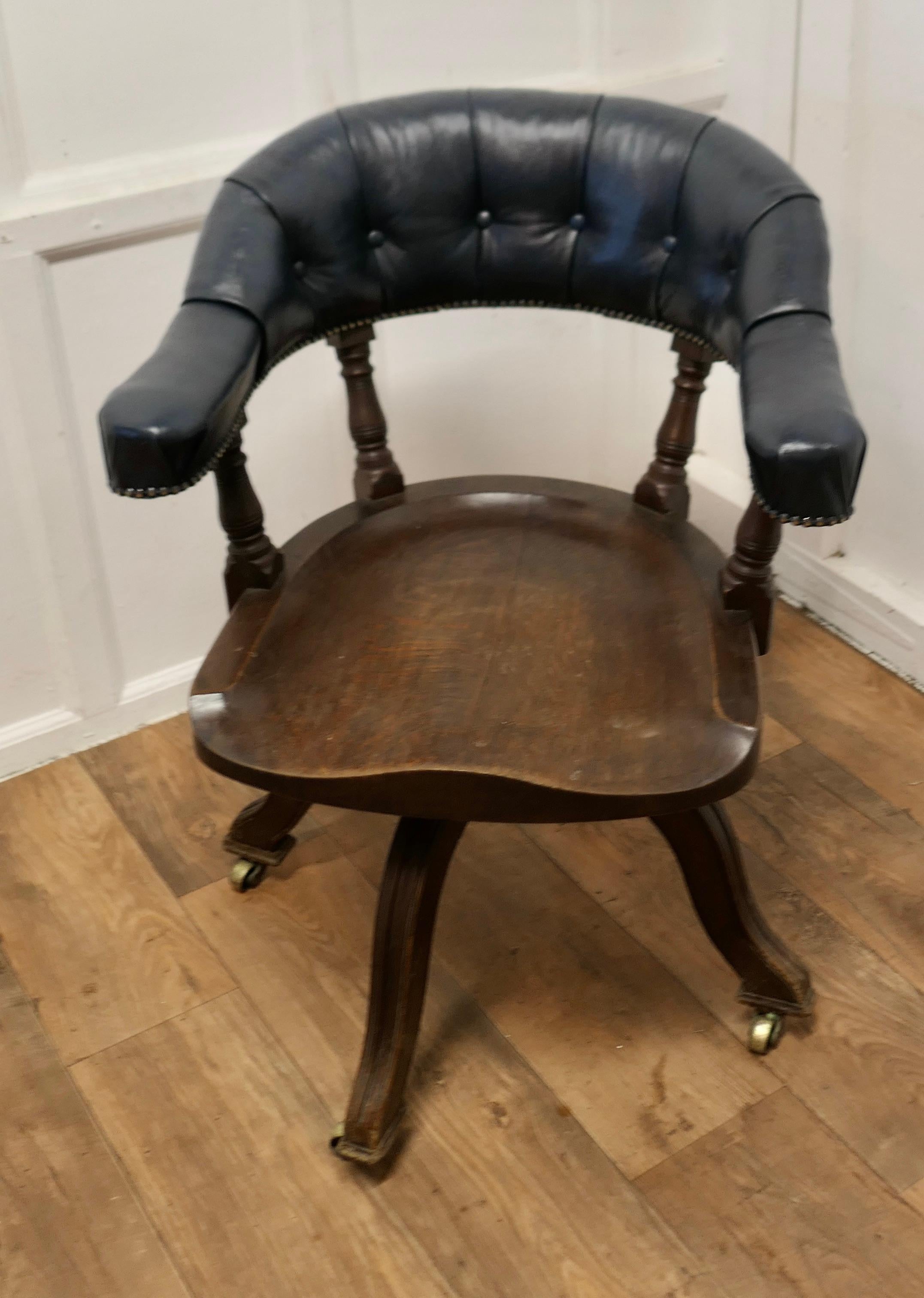 Victorian A 19th Century Swivelling Oak Office or Desk Chair     For Sale
