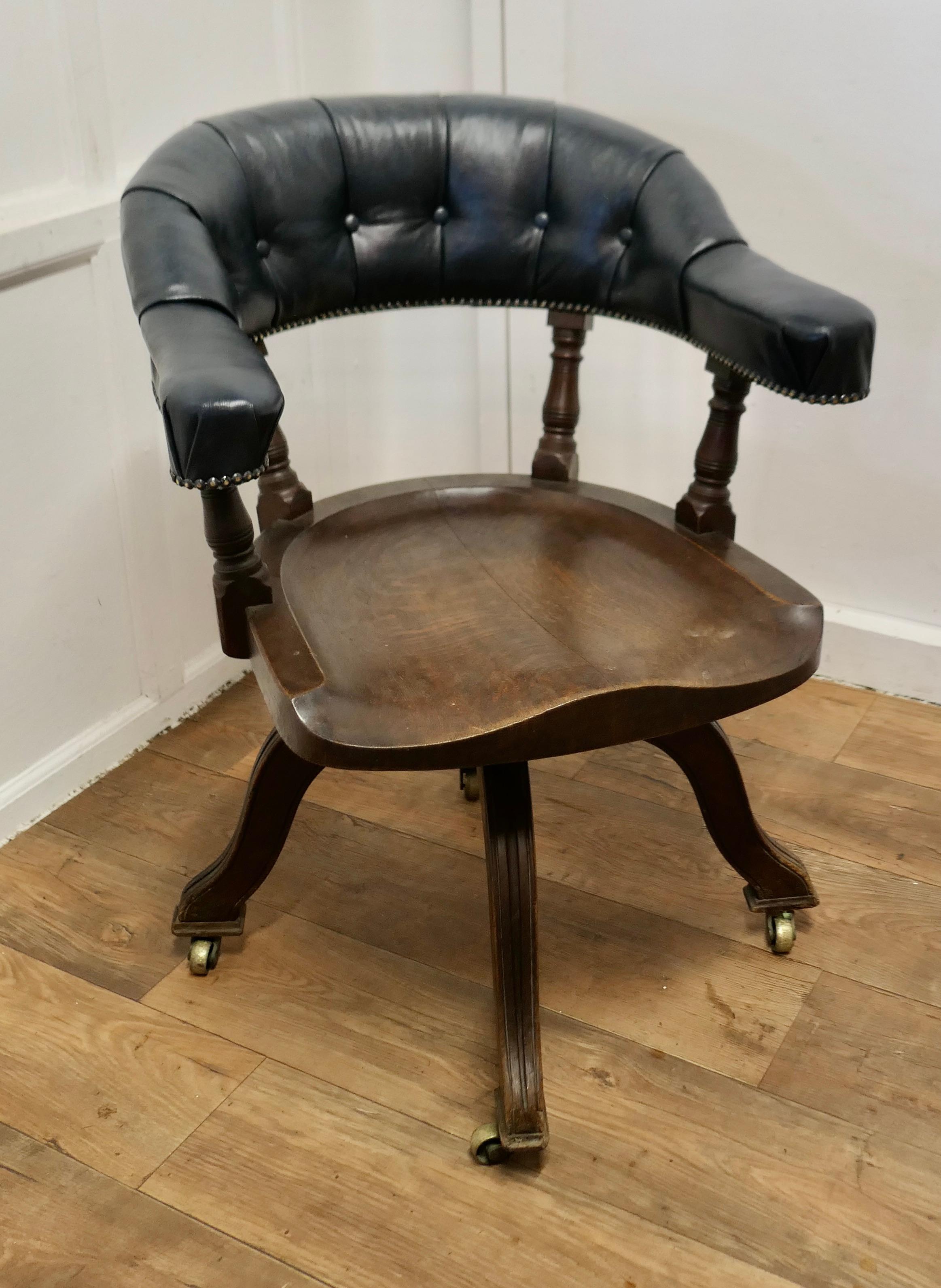 A 19th Century Swivelling Oak Office or Desk Chair     In Good Condition For Sale In Chillerton, Isle of Wight