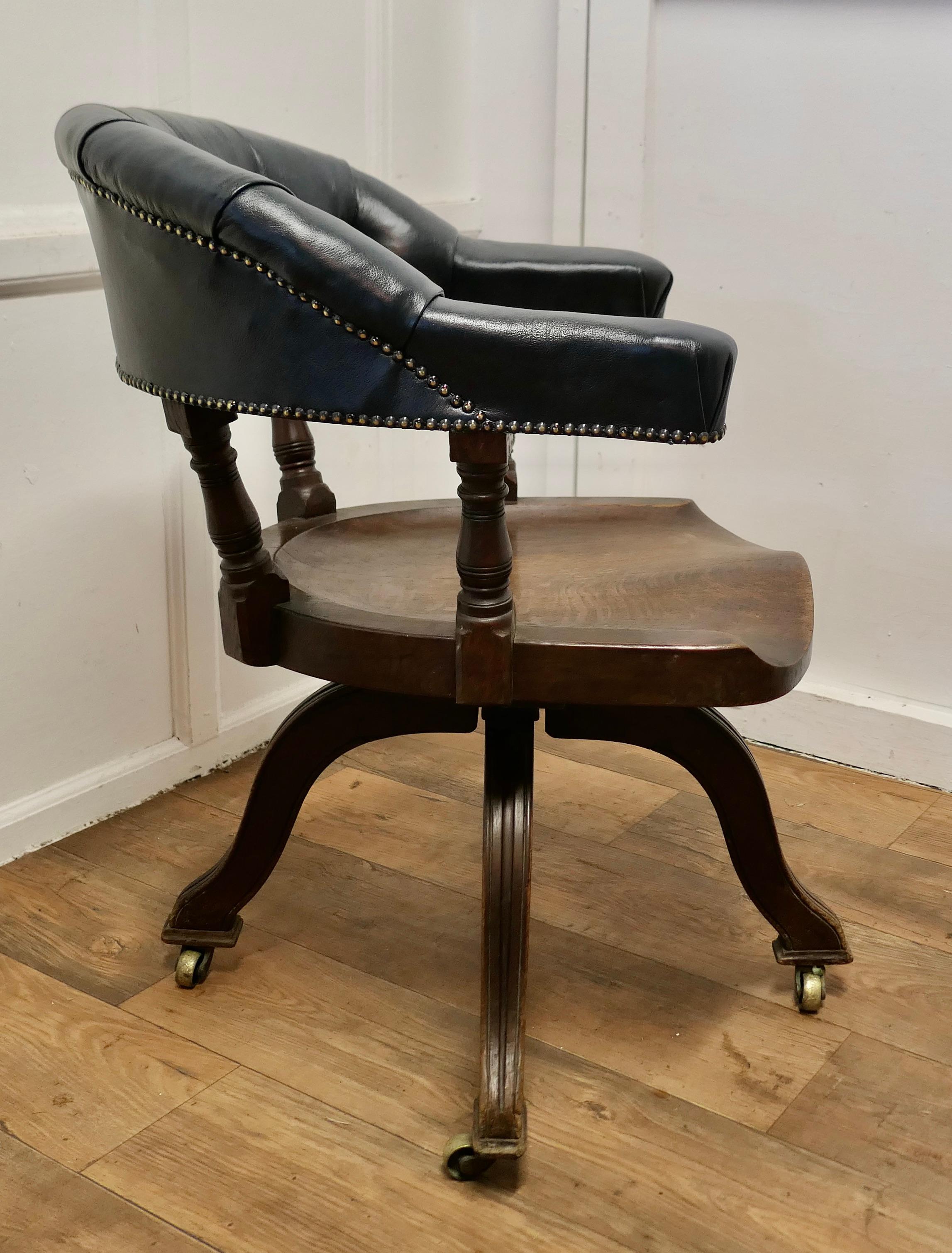 A 19th Century Swivelling Oak Office or Desk Chair     For Sale 1