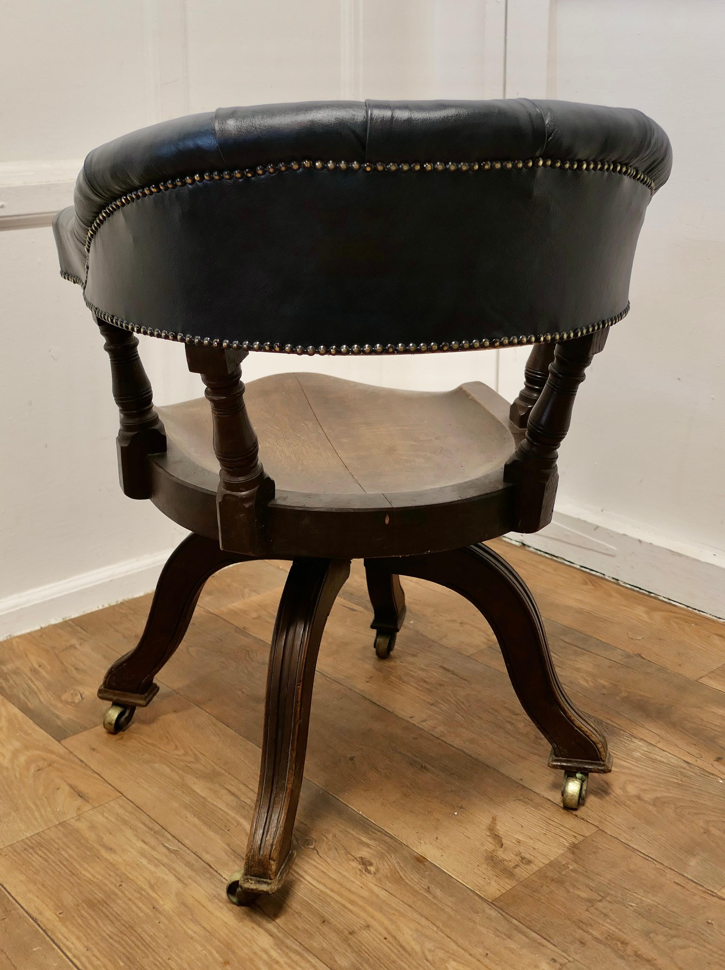 A 19th Century Swivelling Oak Office or Desk Chair     For Sale 2