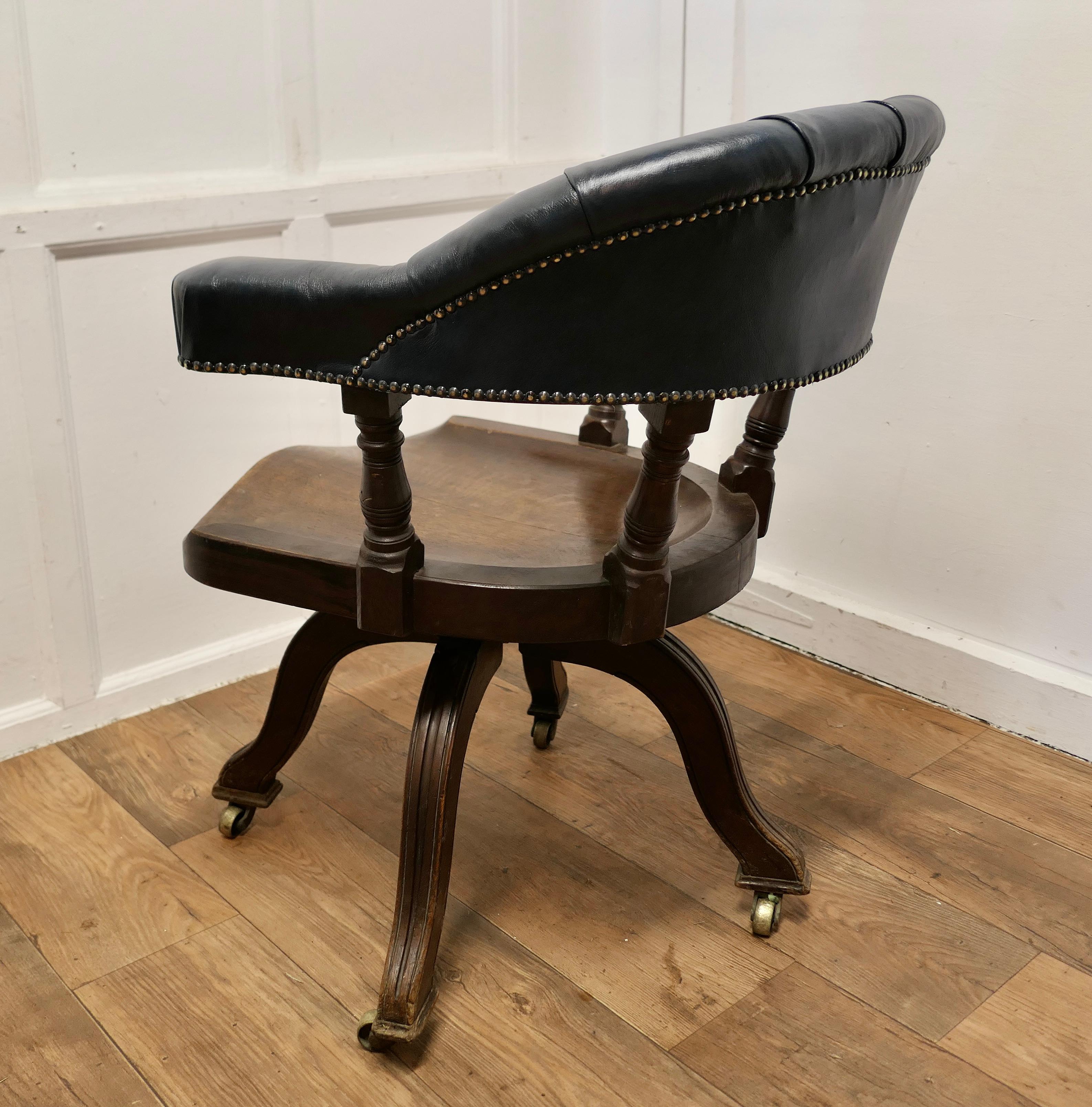 A 19th Century Swivelling Oak Office or Desk Chair     For Sale 3