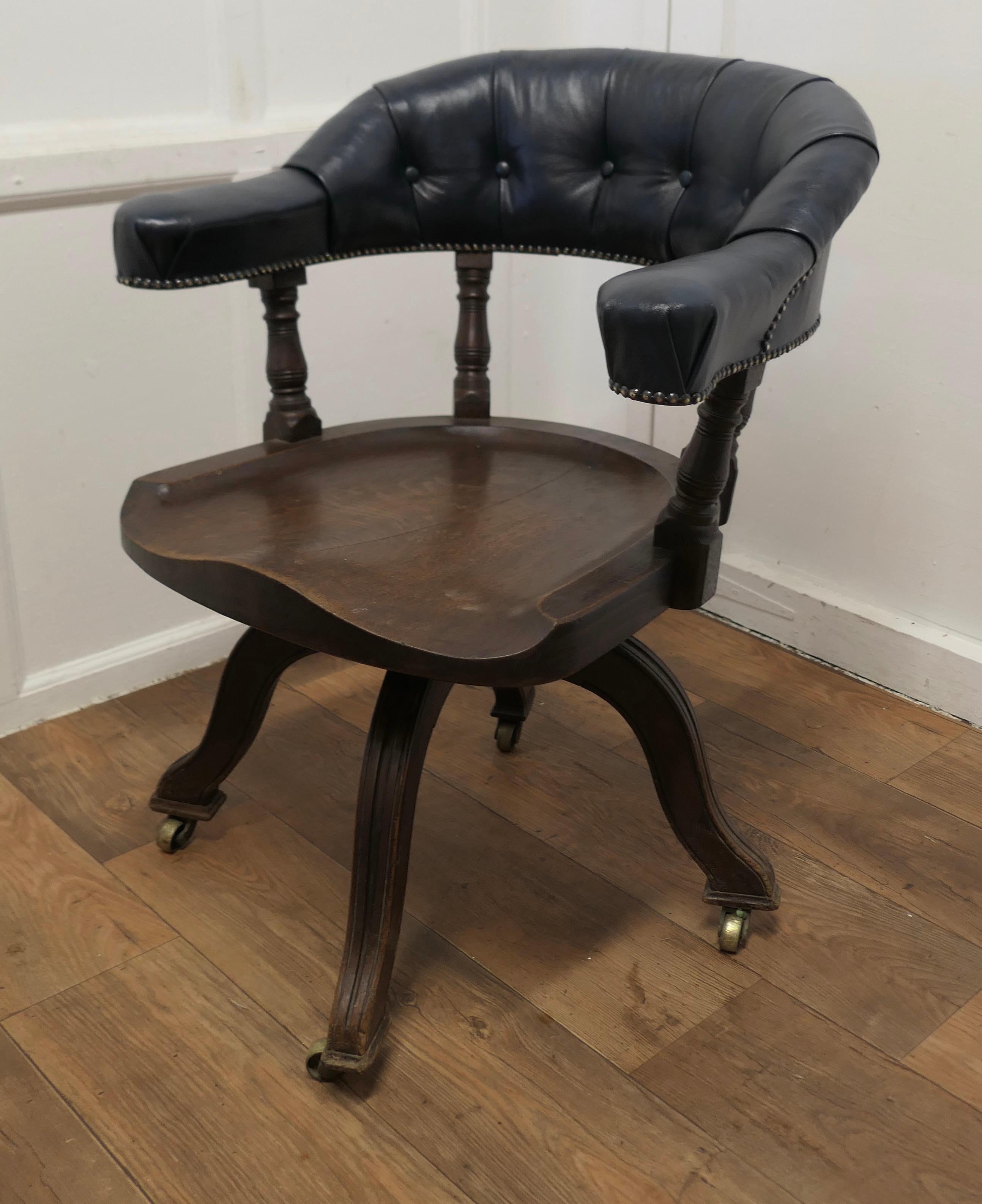A 19th Century Swivelling Oak Office or Desk Chair     For Sale 4