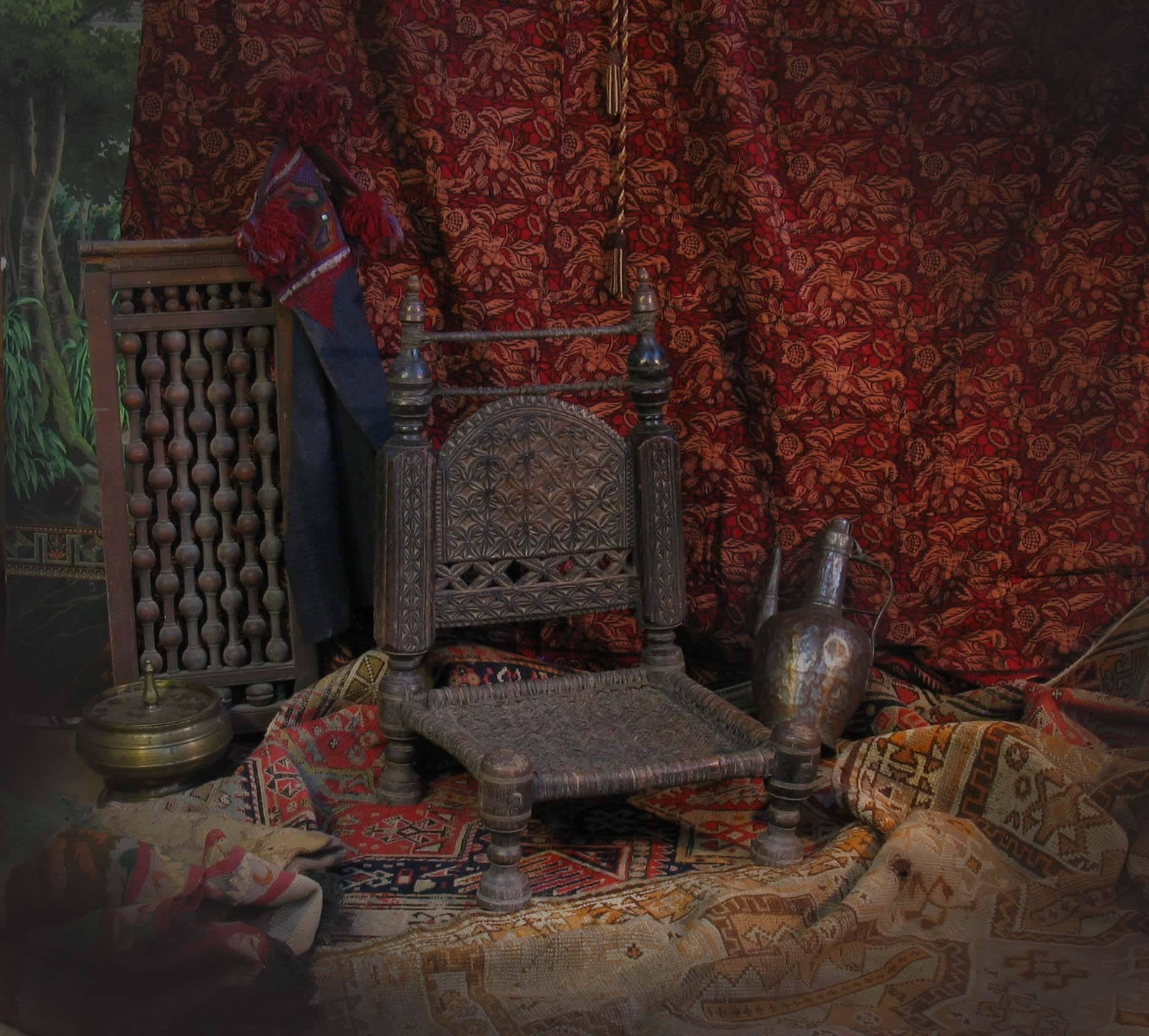 Chaise tribale traditionnelle du 19ème siècle de la vallée de la Swat, Pakistan du Nord en vente 2