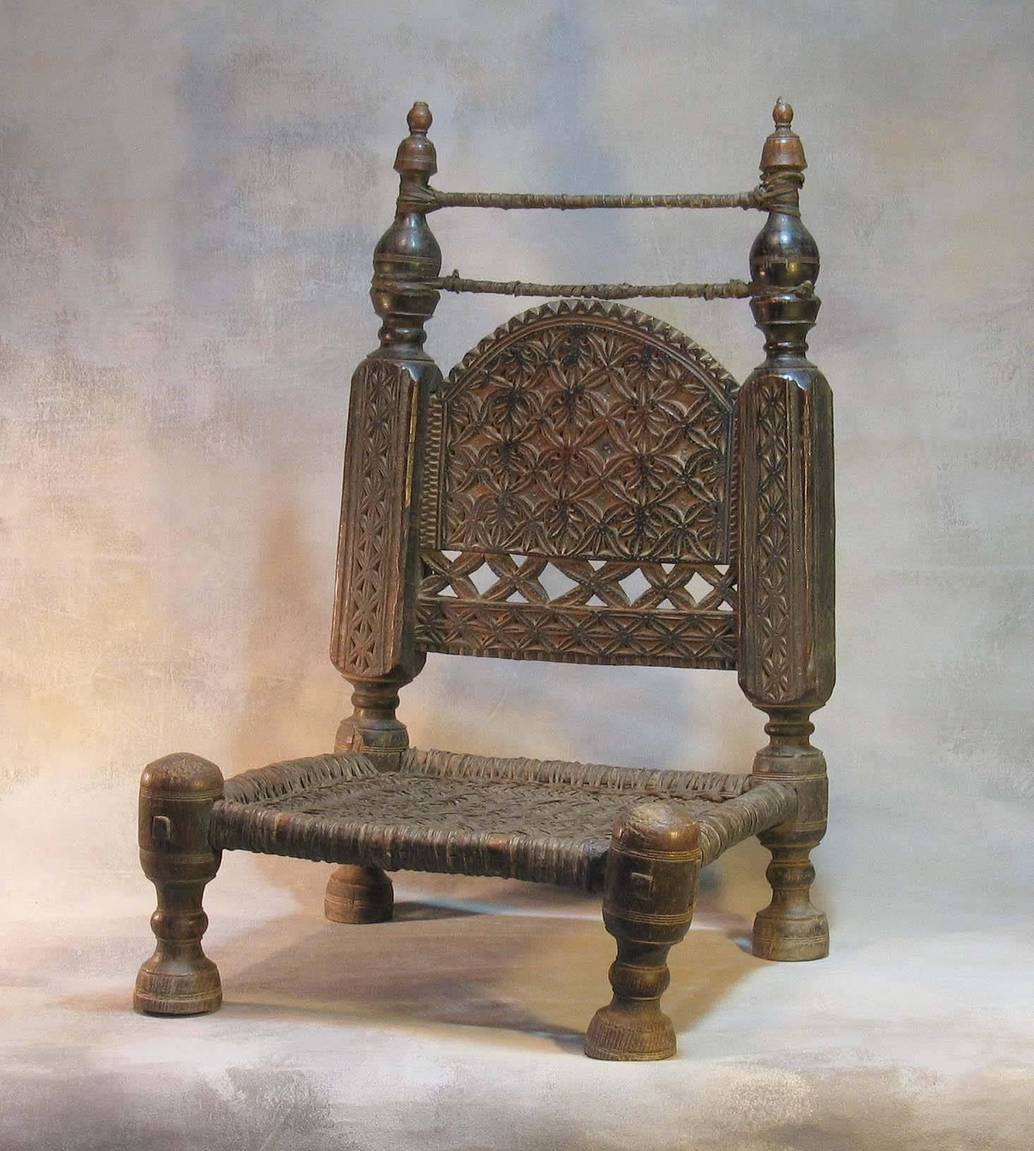 Chaise tribale traditionnelle du 19ème siècle de la vallée de la Swat, Pakistan du Nord en vente 4