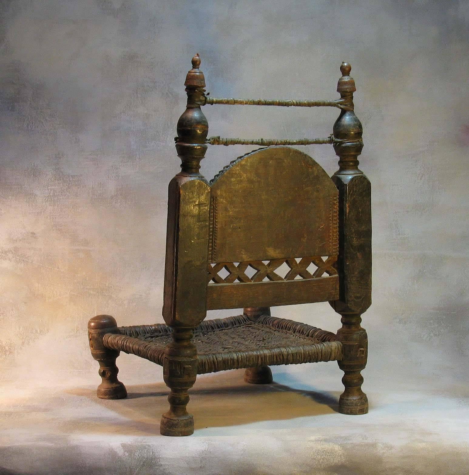 Sculpté Chaise tribale traditionnelle du 19ème siècle de la vallée de la Swat, Pakistan du Nord en vente