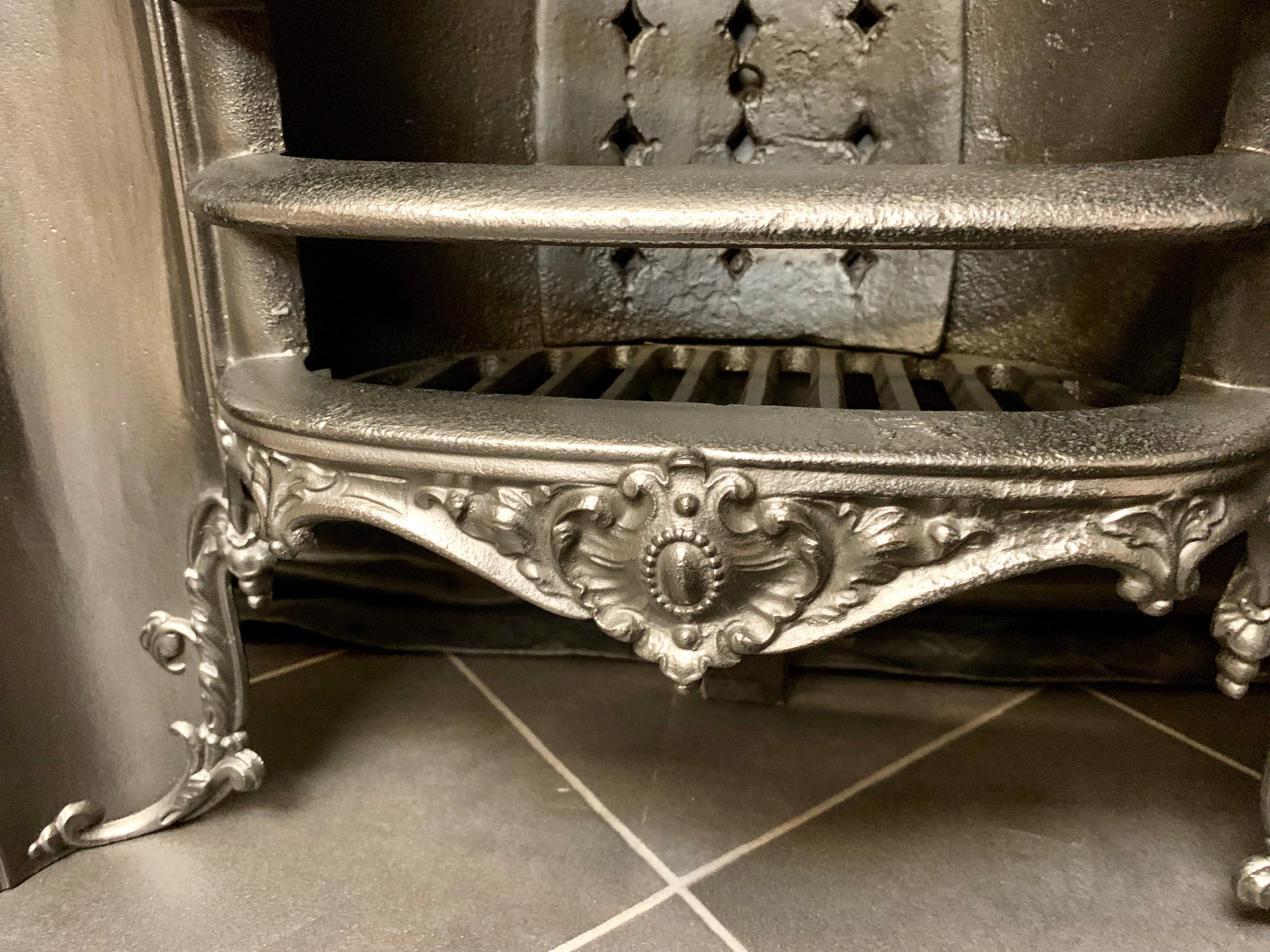 19th Century Victorian Cast Iron Fireplace Insert In Good Condition For Sale In Edinburgh, GB