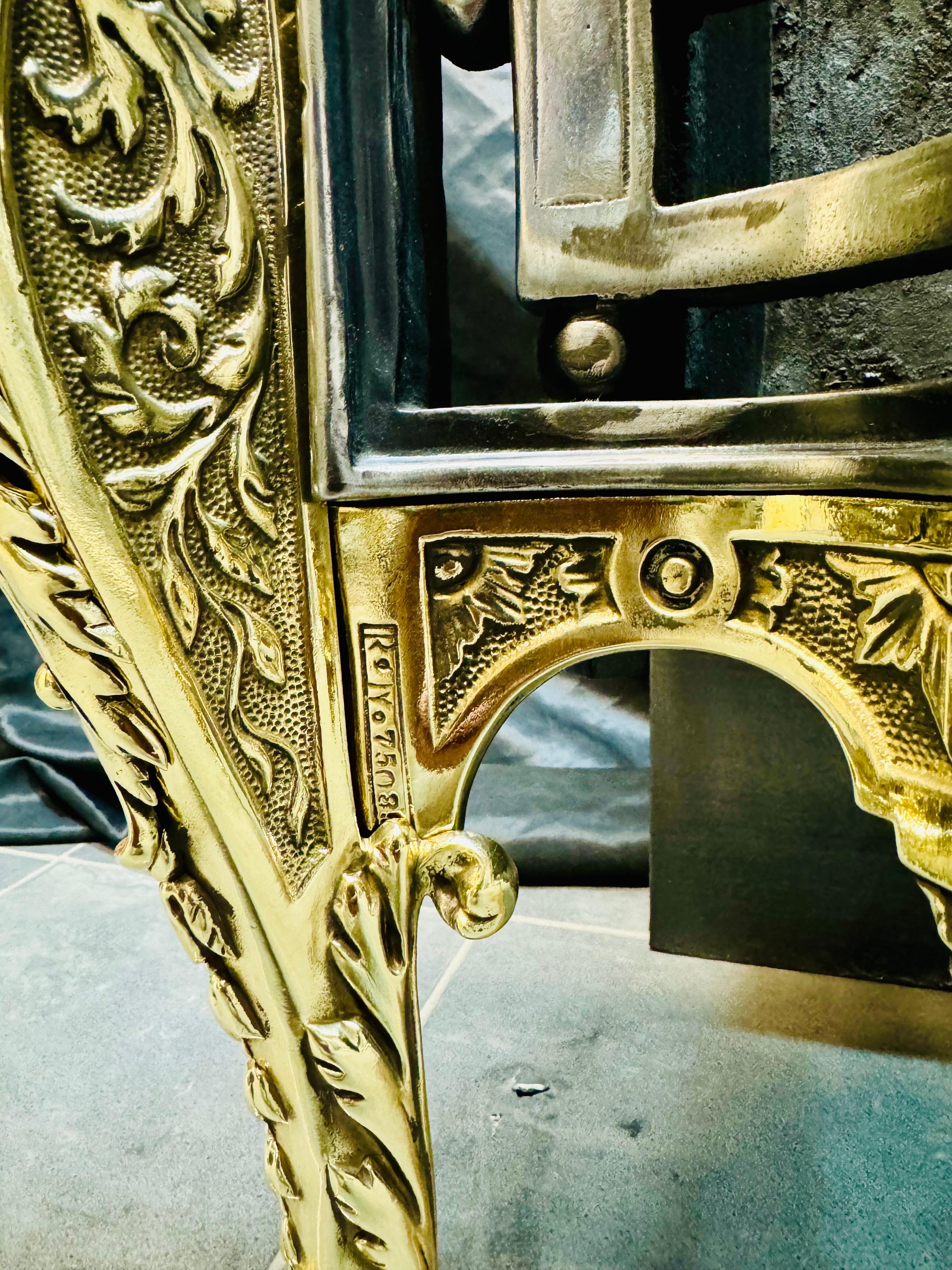 Fine XIX secolo Cesto per griglia da fuoco in ghisa e ottone in stile rococò del XIX secolo. in vendita