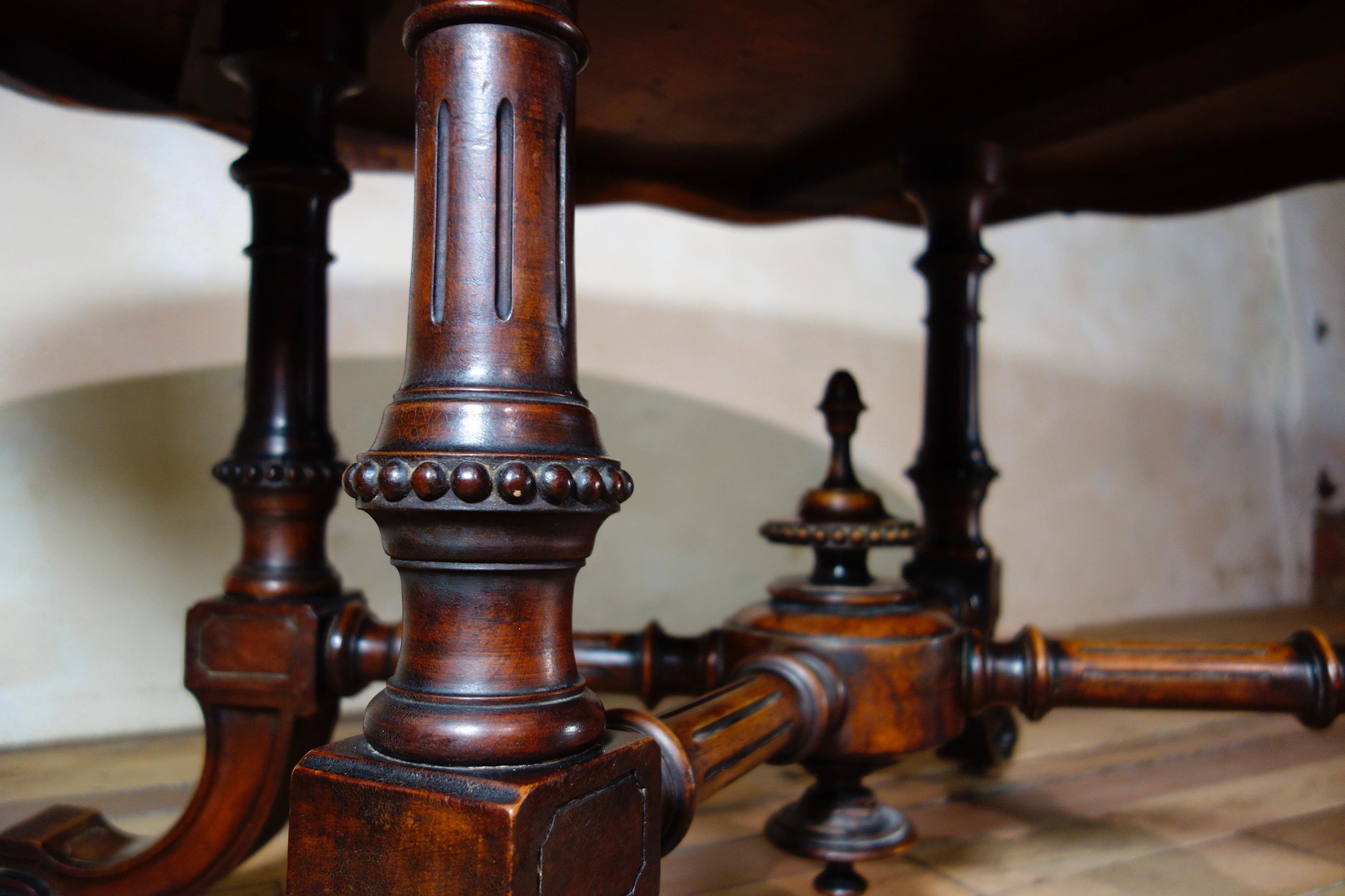 A 19th Century Oval Burr Walnut Breakfast Centre Table Dining 3