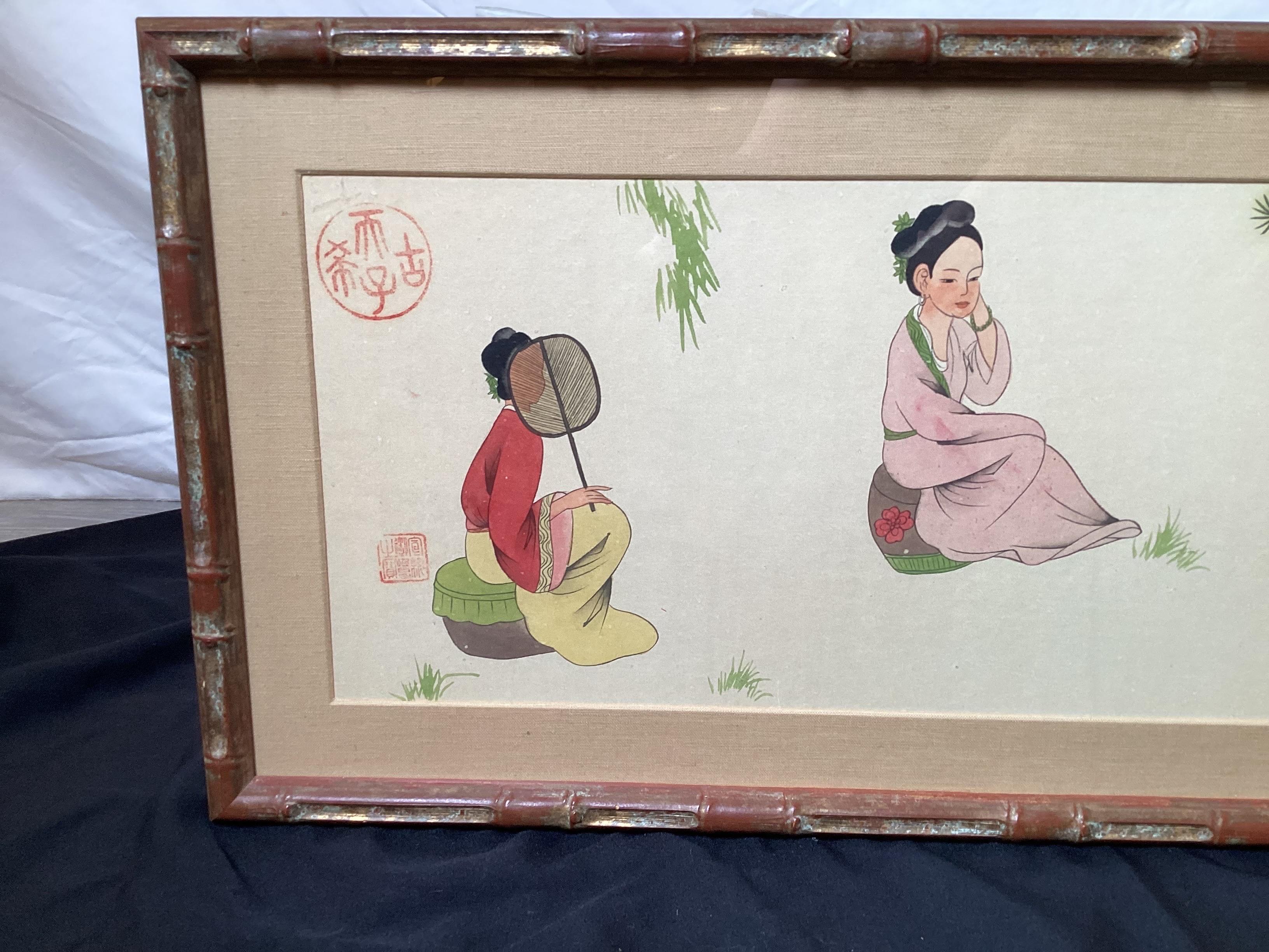 aquarelle chinoise du 19e siècle aux couleurs vives représentant un professeur assis à un bureau sous un arbre avec des élèves assis sur des coussins dans un cadre extérieur. Encadré dans un cadre en bois doré vieilli en faux bambou.