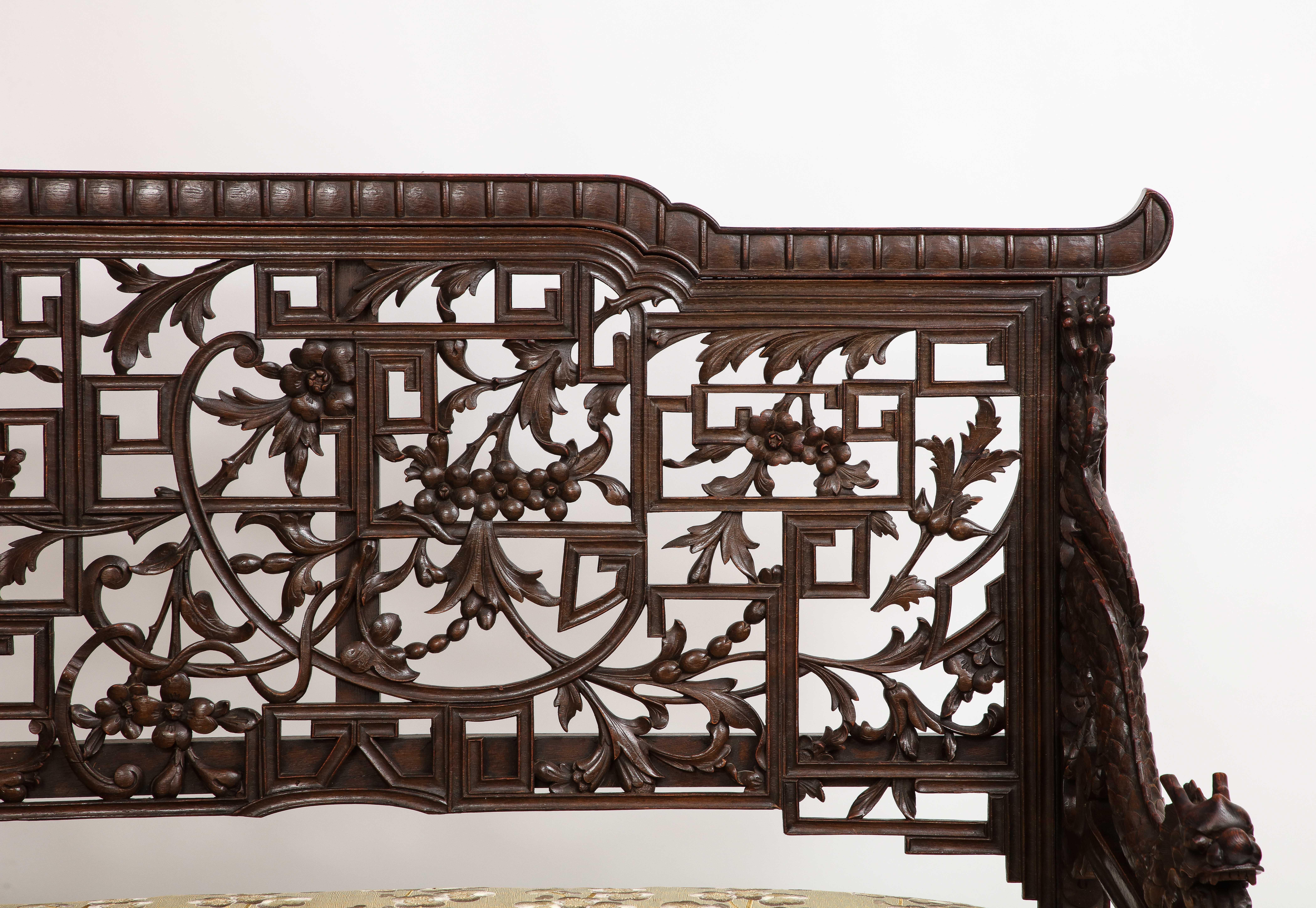 Ein Hartholz-Sofa im französischen Japanismus-Stil des 19. Jahrhunderts mit Drachenmuster von Gabriel Viardot im Zustand „Gut“ im Angebot in New York, NY