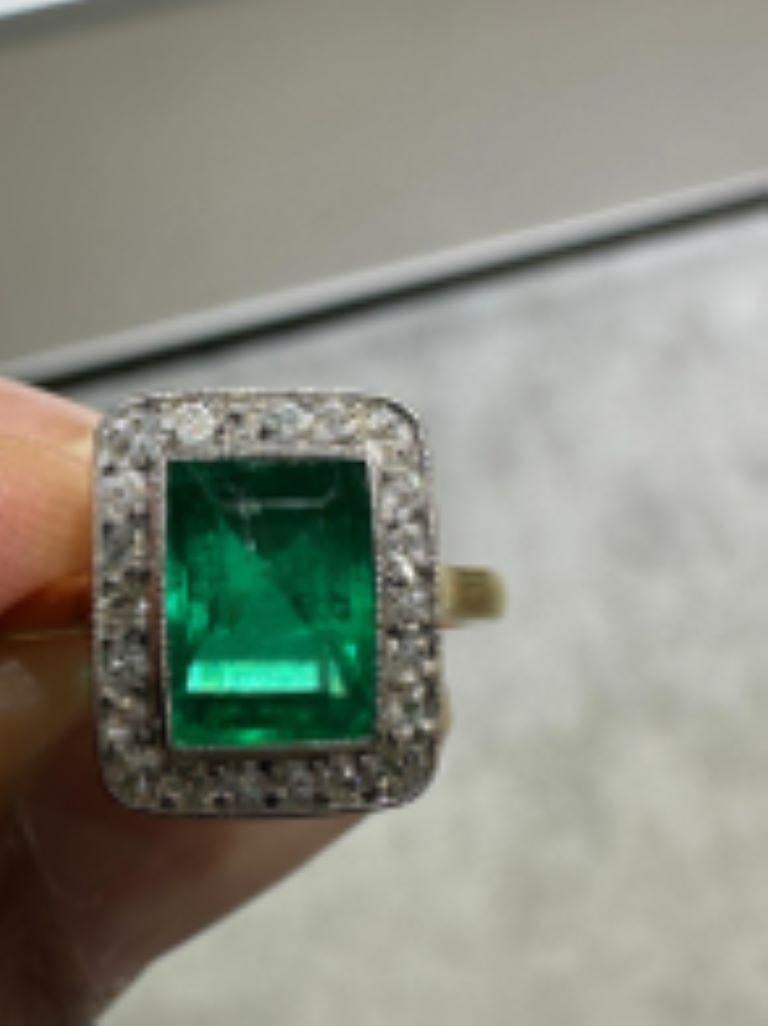Ein 2-Karat-Ring mit kolumbianischem Smaragd und Diamanten (Art déco) im Angebot