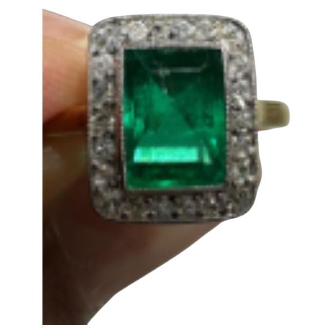 Ein 2-Karat-Ring mit kolumbianischem Smaragd und Diamanten im Angebot
