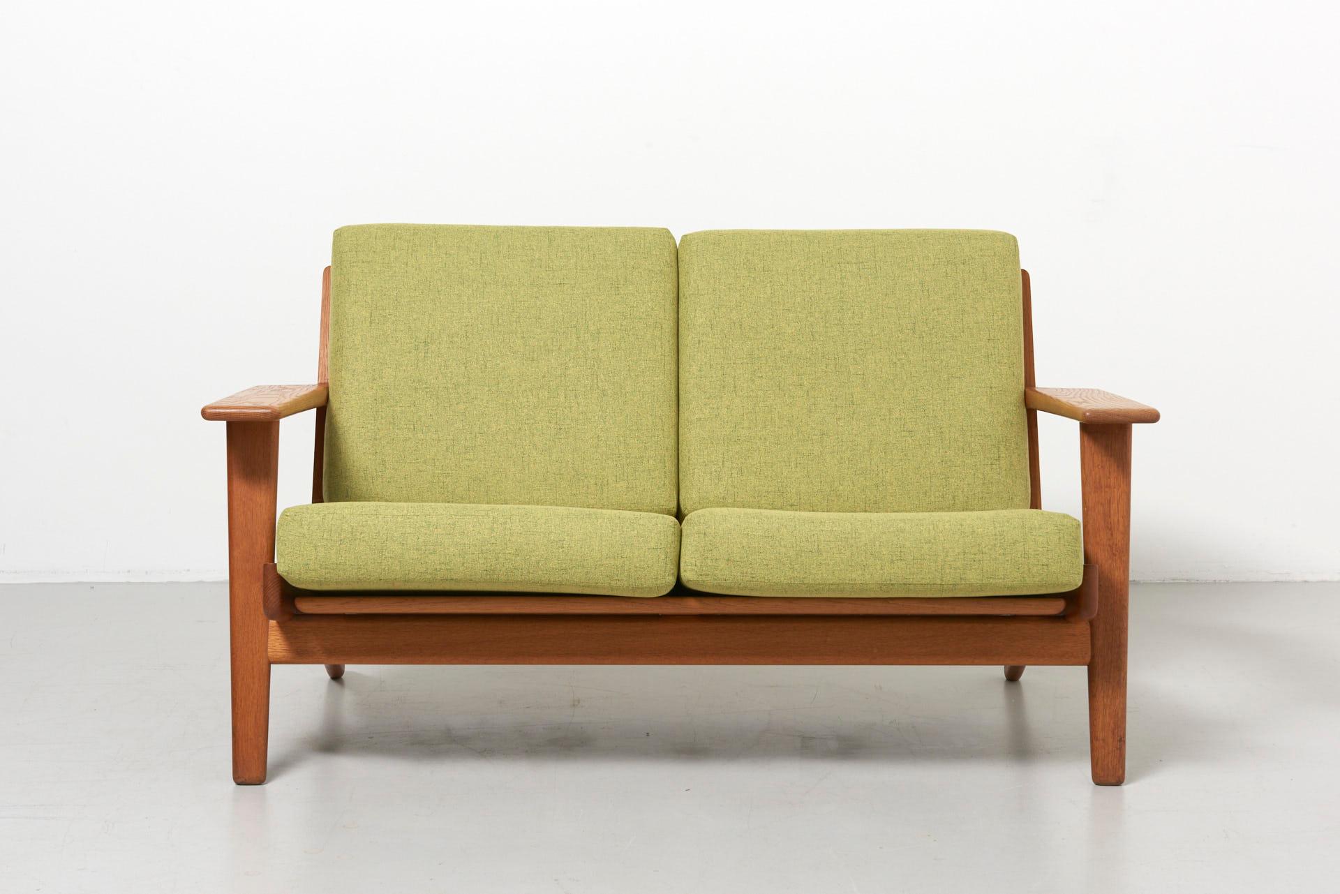 A rare 2-seat sofa designed by Hans J. Wegner in 1953. Model GE-290, produced by GETAMA in Denmark.
Solid oak frame with new cushions.