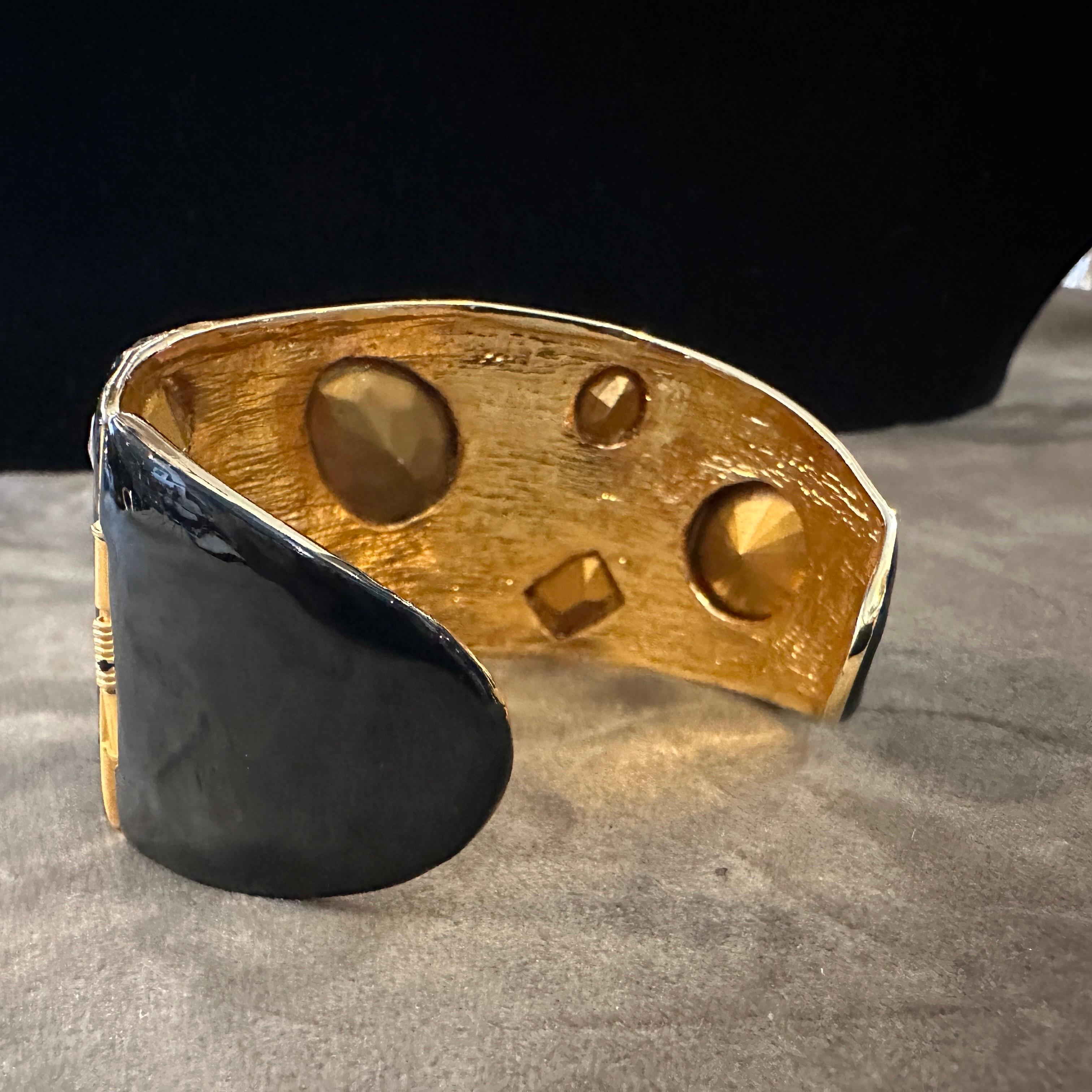 Bracciale in ottone smaltato nero e strass di Kenneth Jay Lane degli anni 2000 in vendita 5