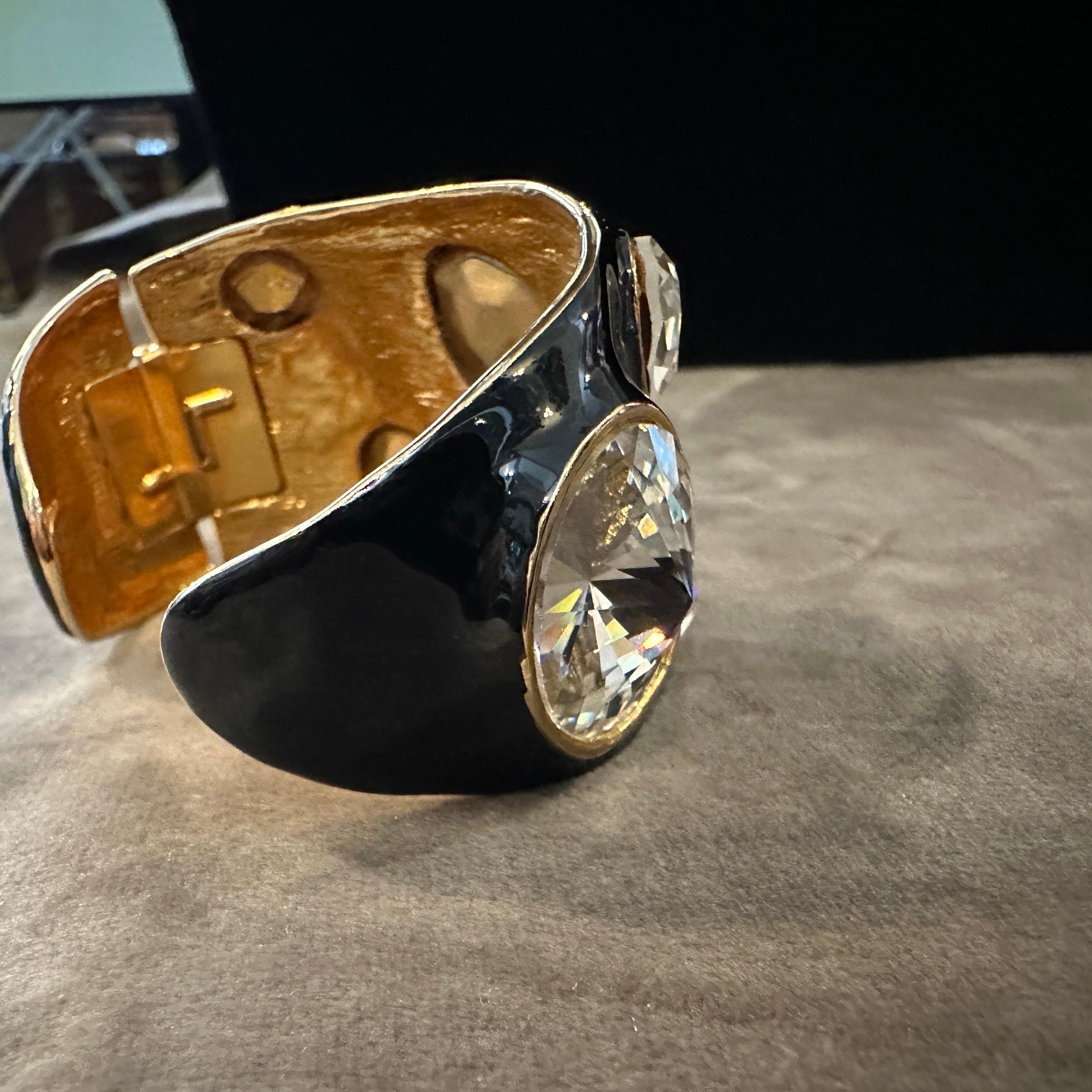 Bracciale in ottone smaltato nero e strass di Kenneth Jay Lane degli anni 2000 in vendita 7