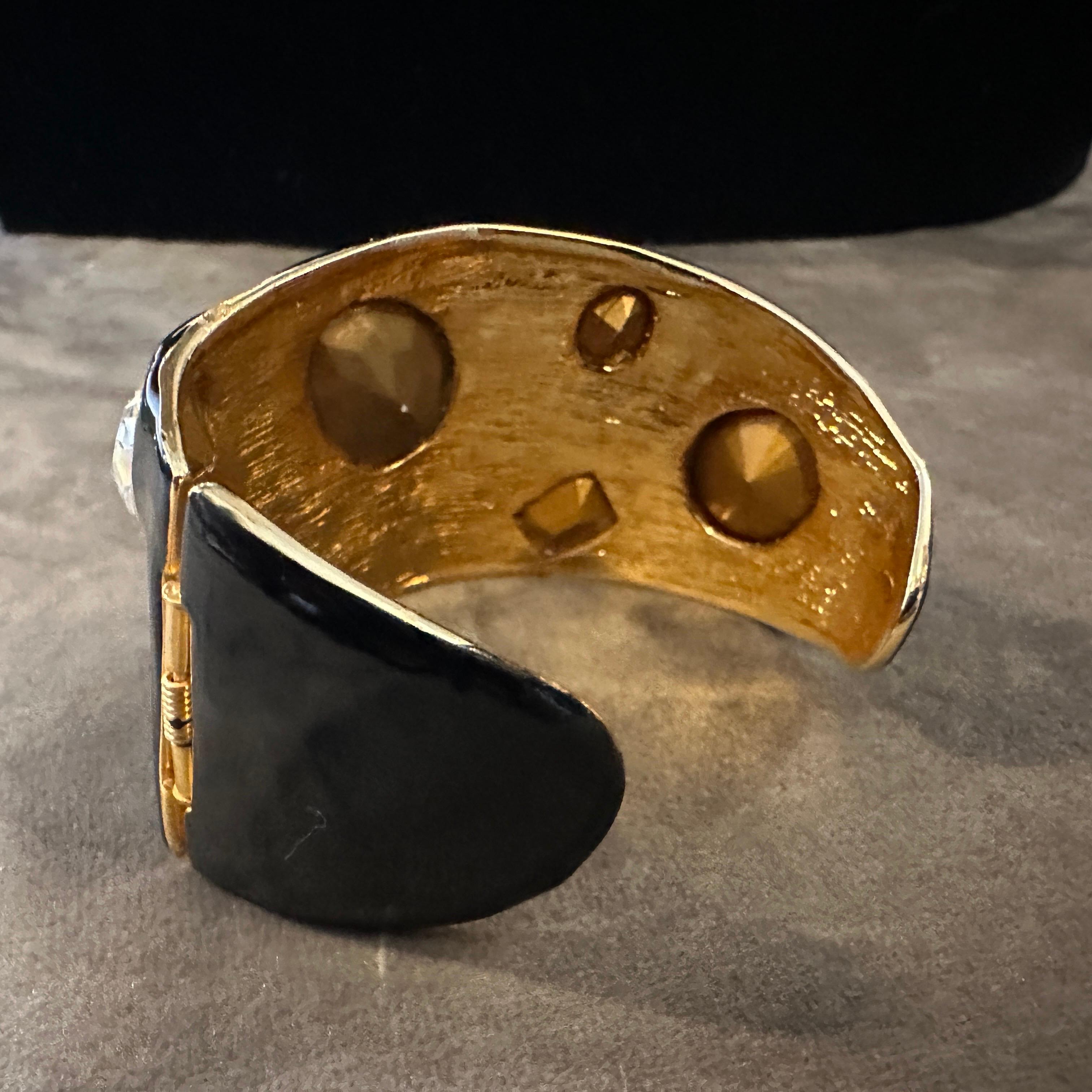 Bracciale glamour anni 2000 Kenneth Jay Lane con smalto nero e strass
Un pezzo iconico del 