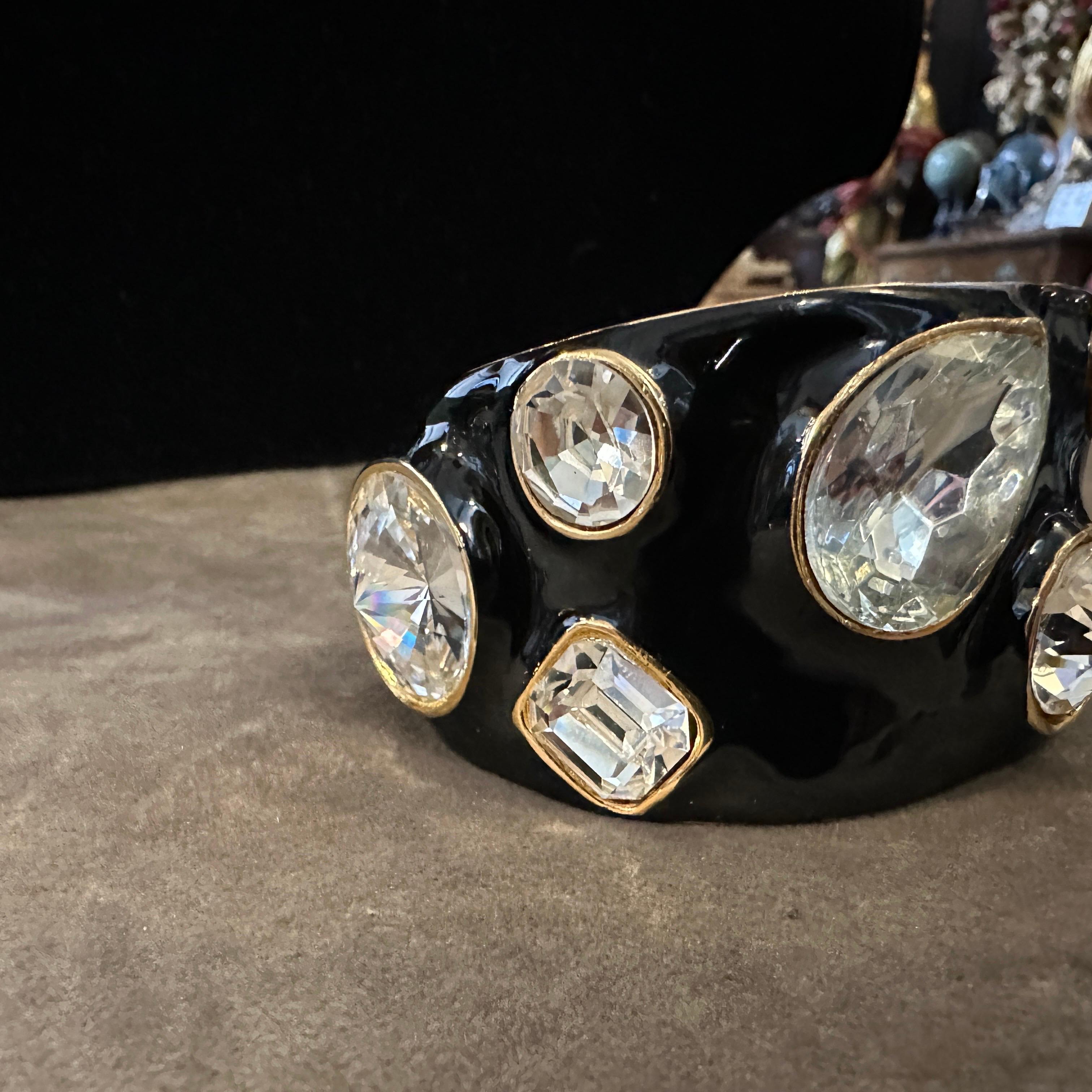 Art Déco Bracciale in ottone smaltato nero e strass di Kenneth Jay Lane degli anni 2000 in vendita