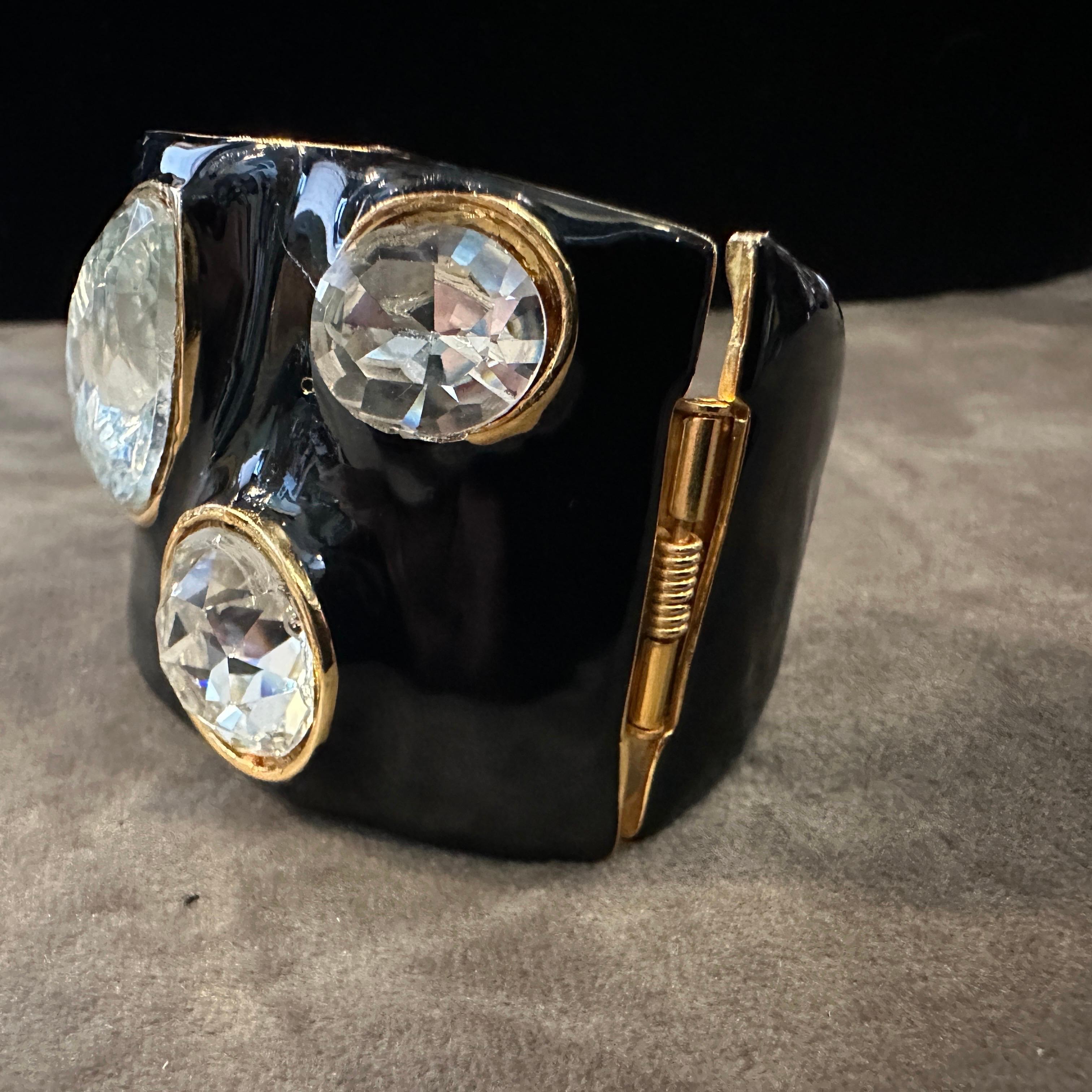 Donna Bracciale in ottone smaltato nero e strass di Kenneth Jay Lane degli anni 2000 in vendita