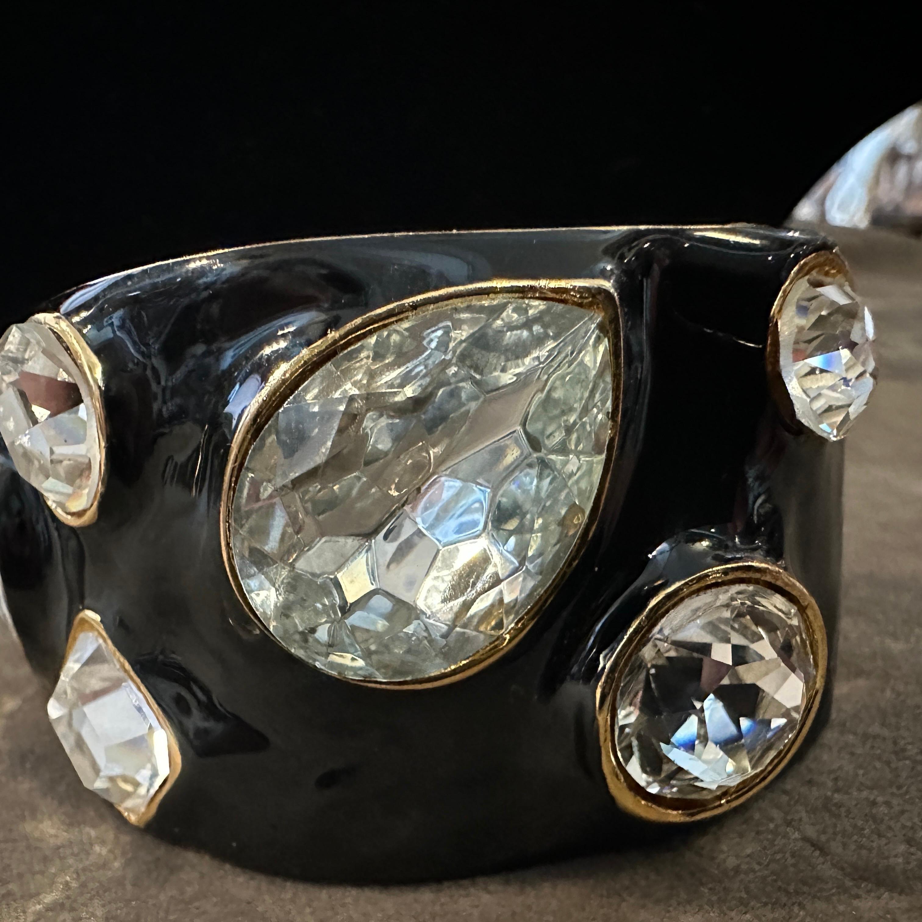 Bracciale in ottone smaltato nero e strass di Kenneth Jay Lane degli anni 2000 in vendita 1
