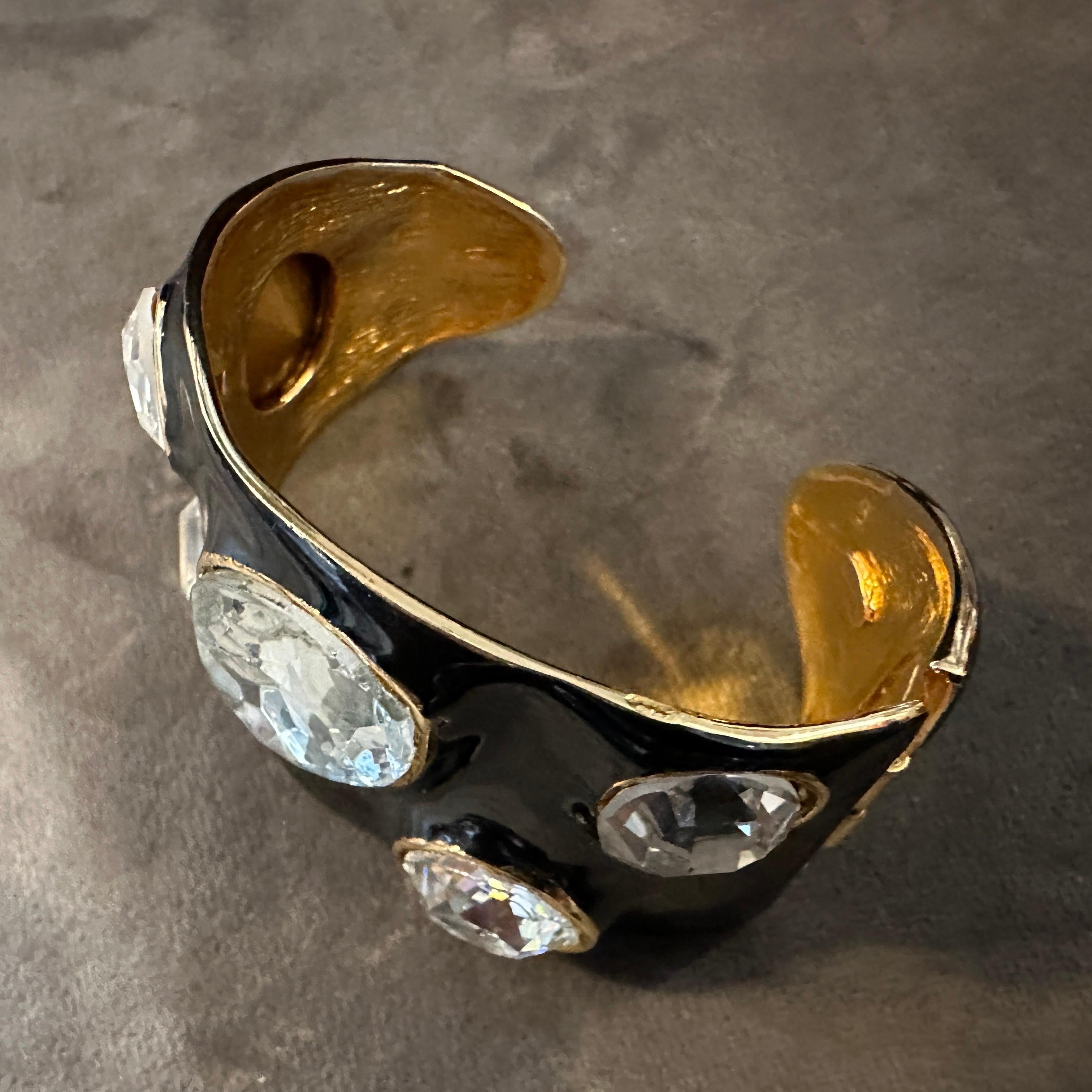 Bracciale in ottone smaltato nero e strass di Kenneth Jay Lane degli anni 2000 in vendita 2