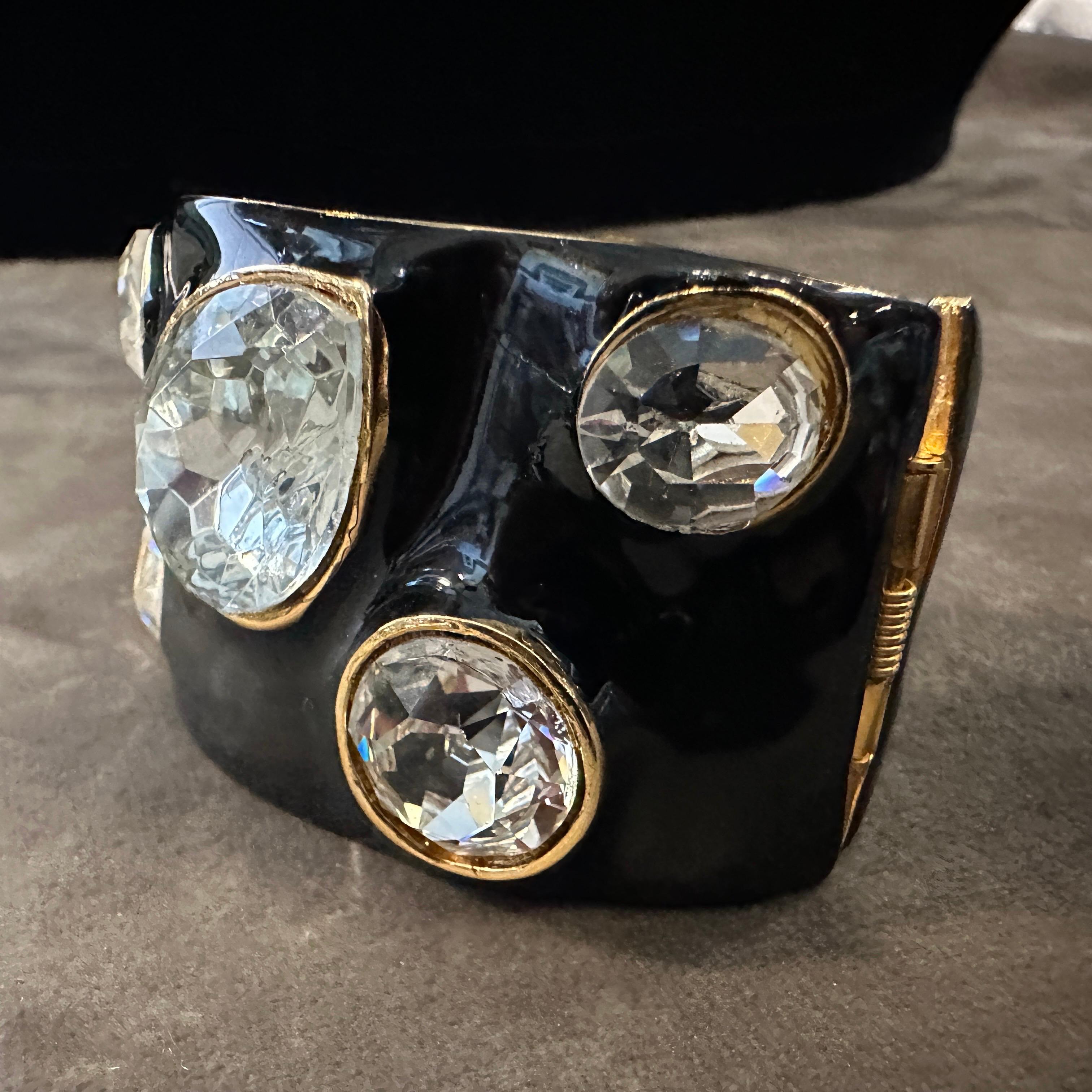 Bracciale in ottone smaltato nero e strass di Kenneth Jay Lane degli anni 2000 in vendita 3