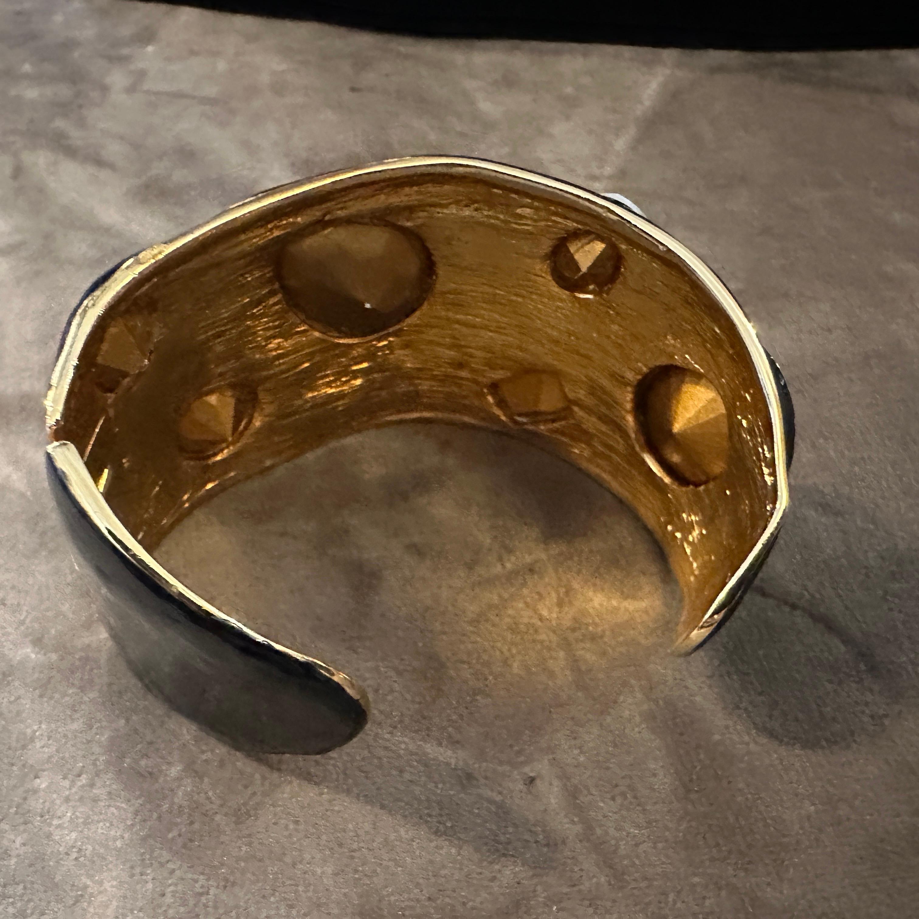 Bracciale in ottone smaltato nero e strass di Kenneth Jay Lane degli anni 2000 in vendita 4